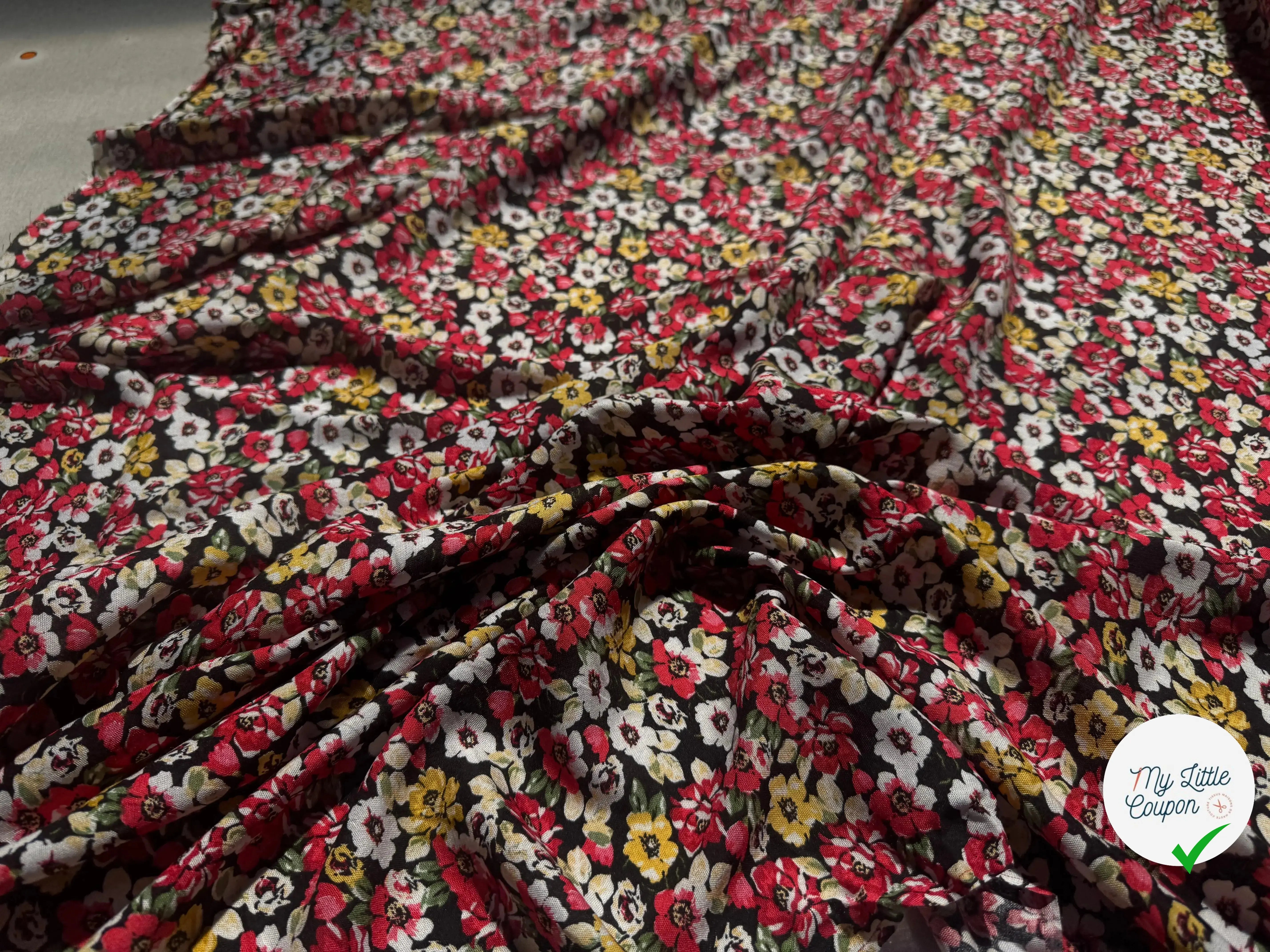 VISCOSE À MOTIFS FLORAUX ROUGES ET JAUNES - My Little Coupon