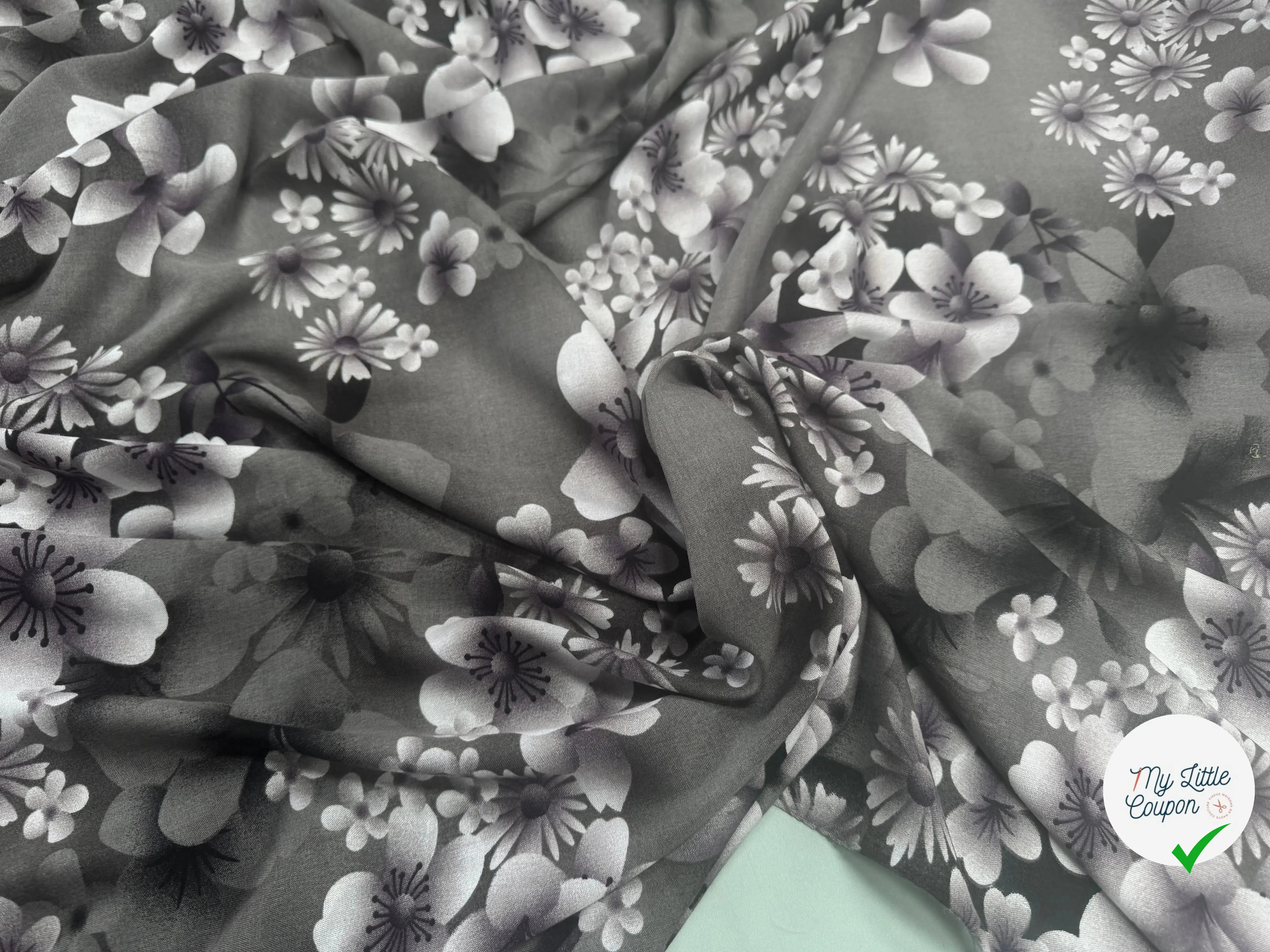 VISCOSE À MOTIFS ROSES ET PISSENLITS SUR FOND GRIS DE COULEURS GRIS - My Little Coupon