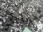 VISCOSE À MOTIFS ROSES ET PISSENLITS SUR FOND GRIS DE COULEURS GRIS - My Little Coupon