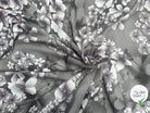 VISCOSE À MOTIFS ROSES ET PISSENLITS SUR FOND GRIS DE COULEURS GRIS - My Little Coupon