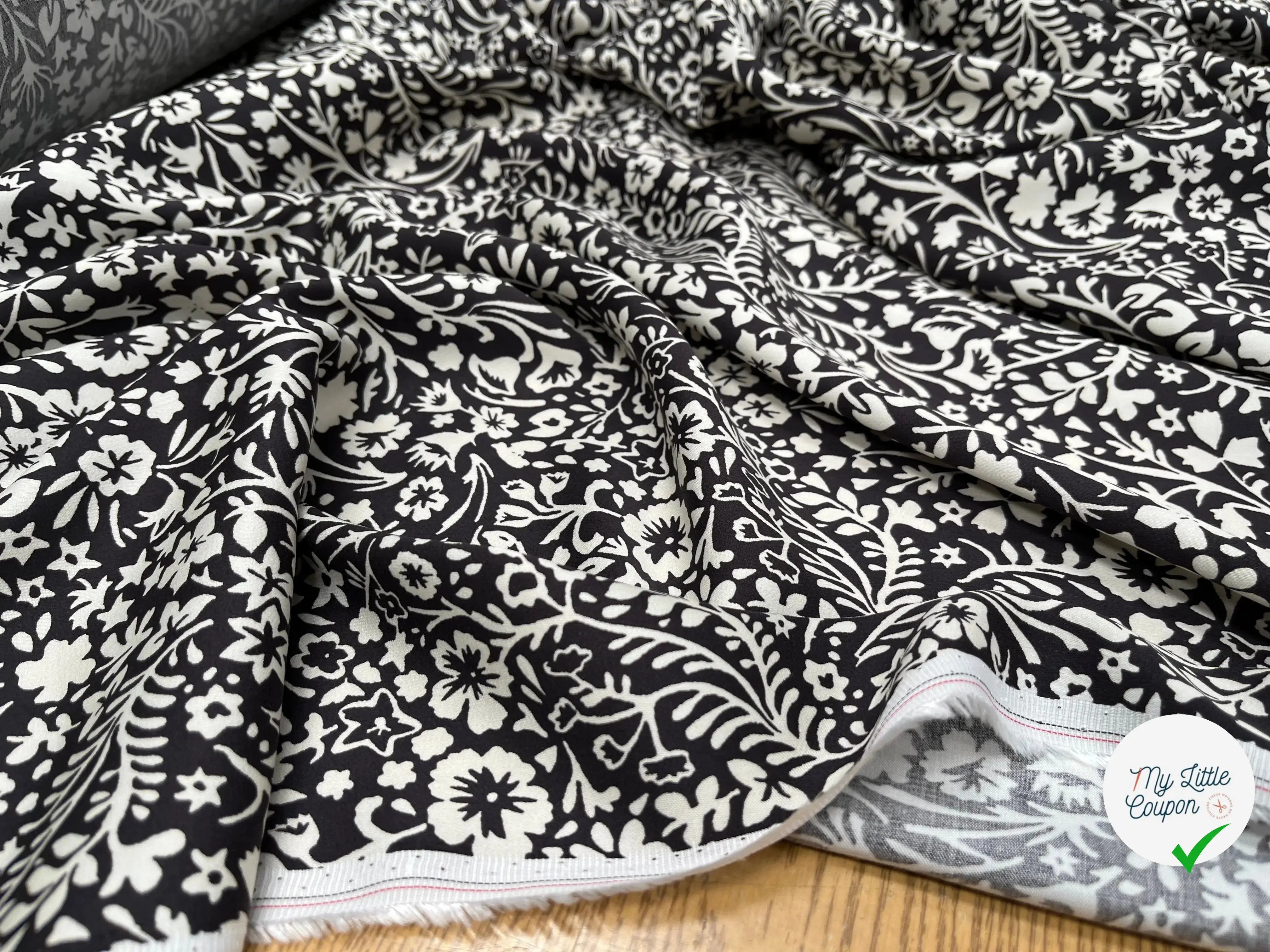 VISCOSE DOUCE FOND GRIS MARRON MOTIFS FLORAL BLANC - My Little Coupon