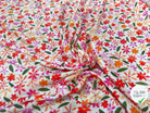 VISCOSE DOUCE TRES LEGEREMENT SATINEE PRINT FLEURS MULTICOLORES FOND BLANC - My Little Coupon