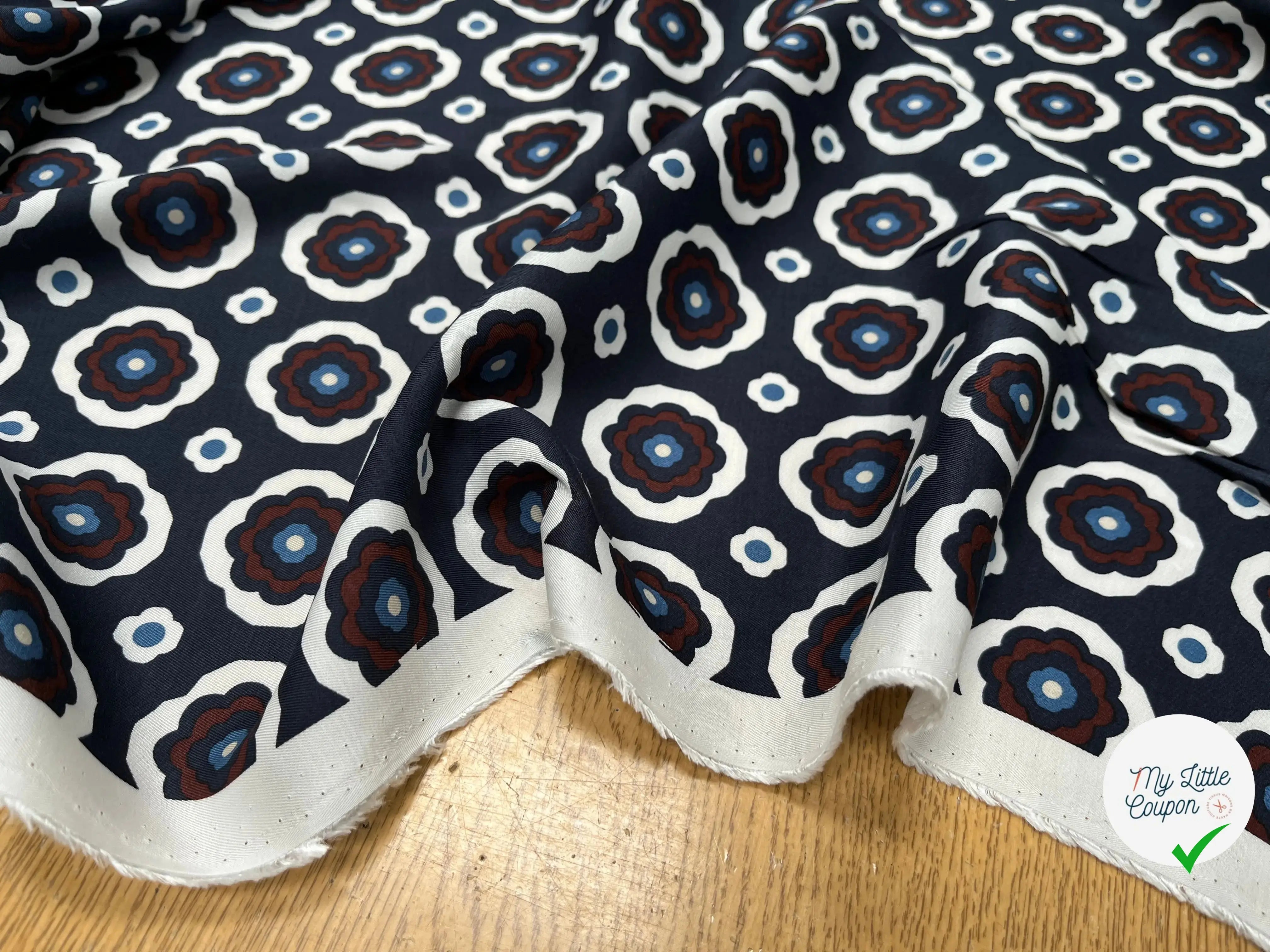 VISCOSE FOND BLEU NAVY MOTIFS FLEURS BLANC ET MARRON - My Little Coupon