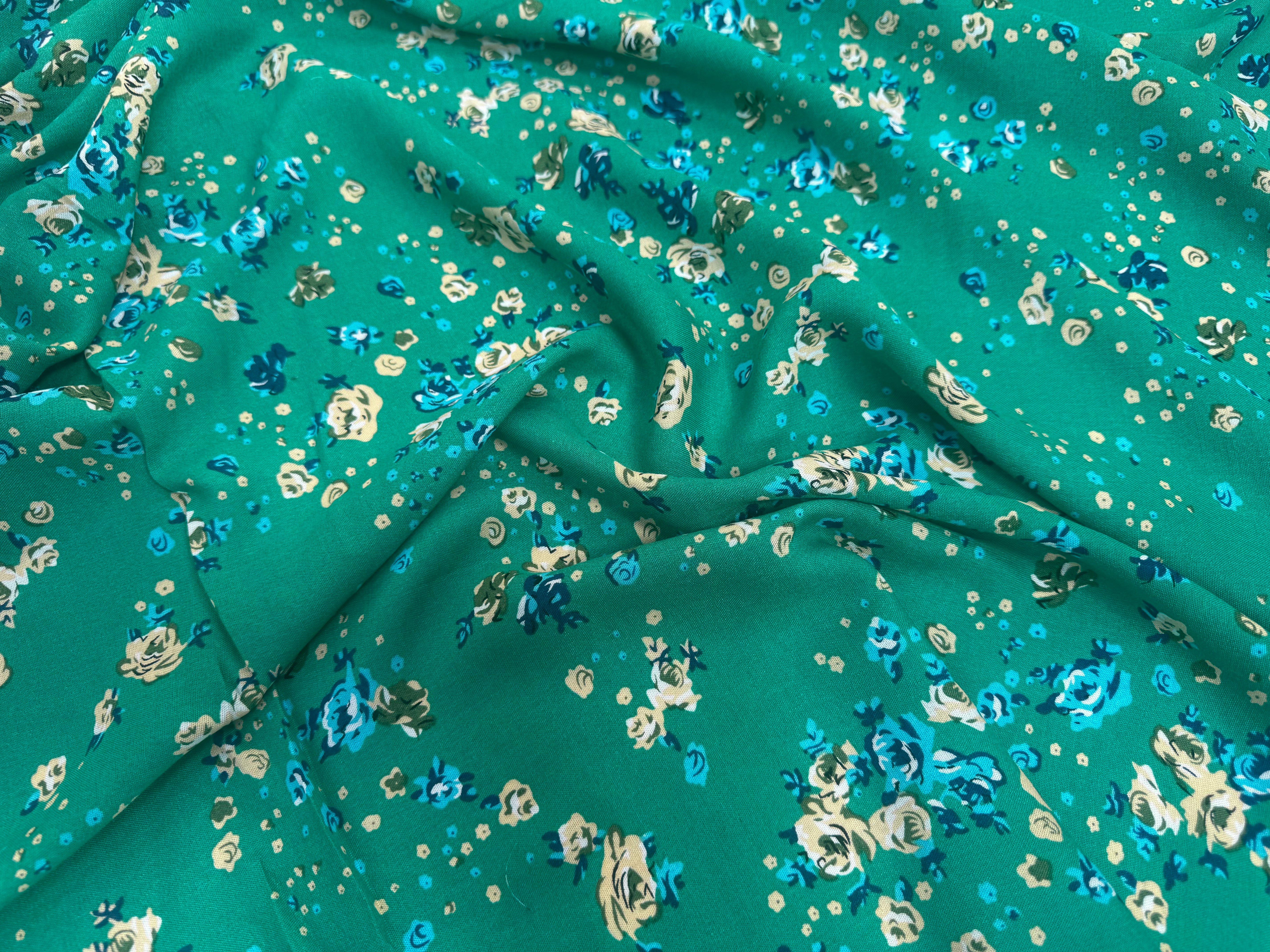 VISCOSE FOND VERT À MOTIFS FLORAUX BLEUS ET BEIGES - My Little Coupon
