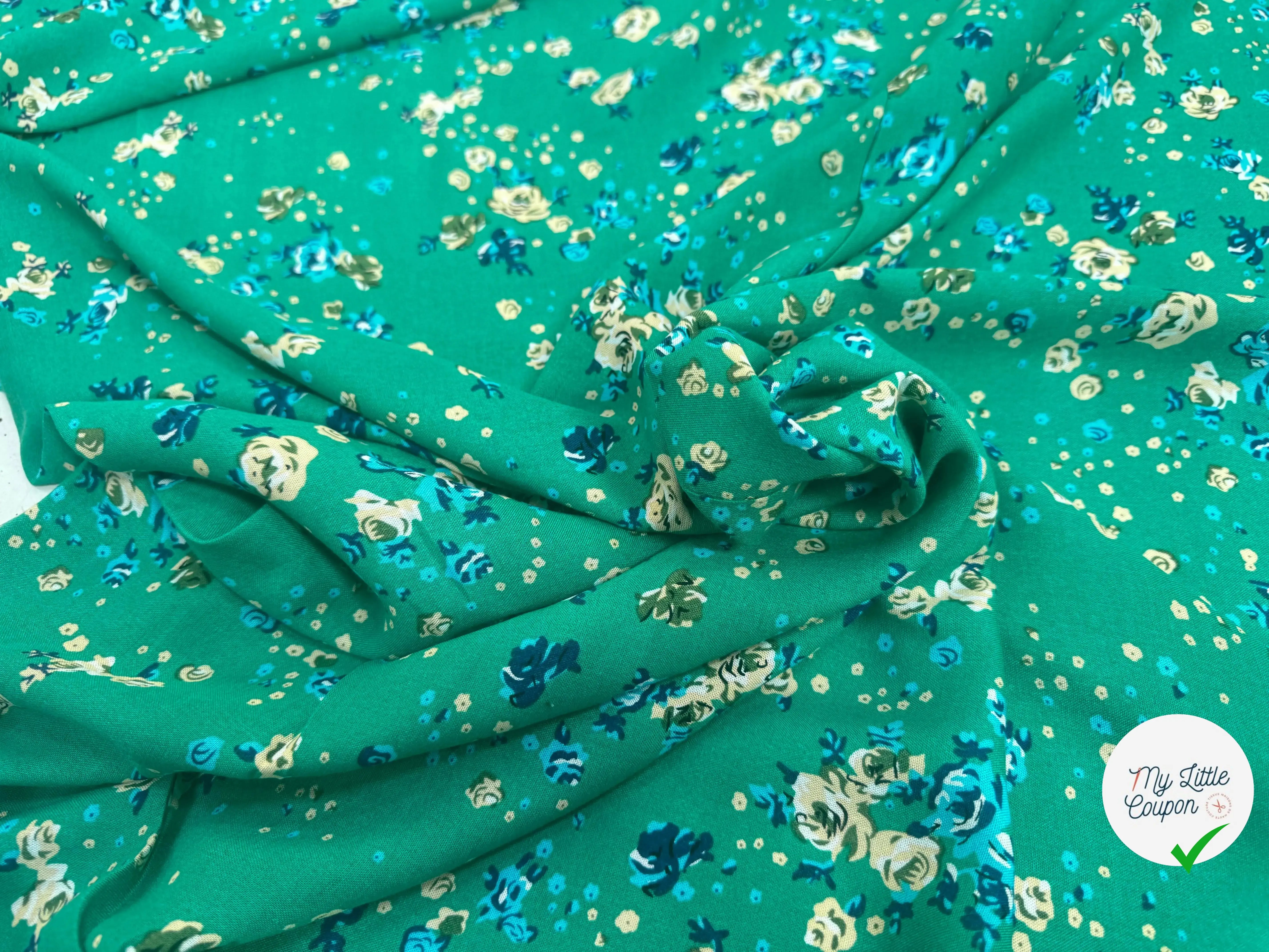 VISCOSE FOND VERT À MOTIFS FLORAUX BLEUS ET BEIGES - My Little Coupon