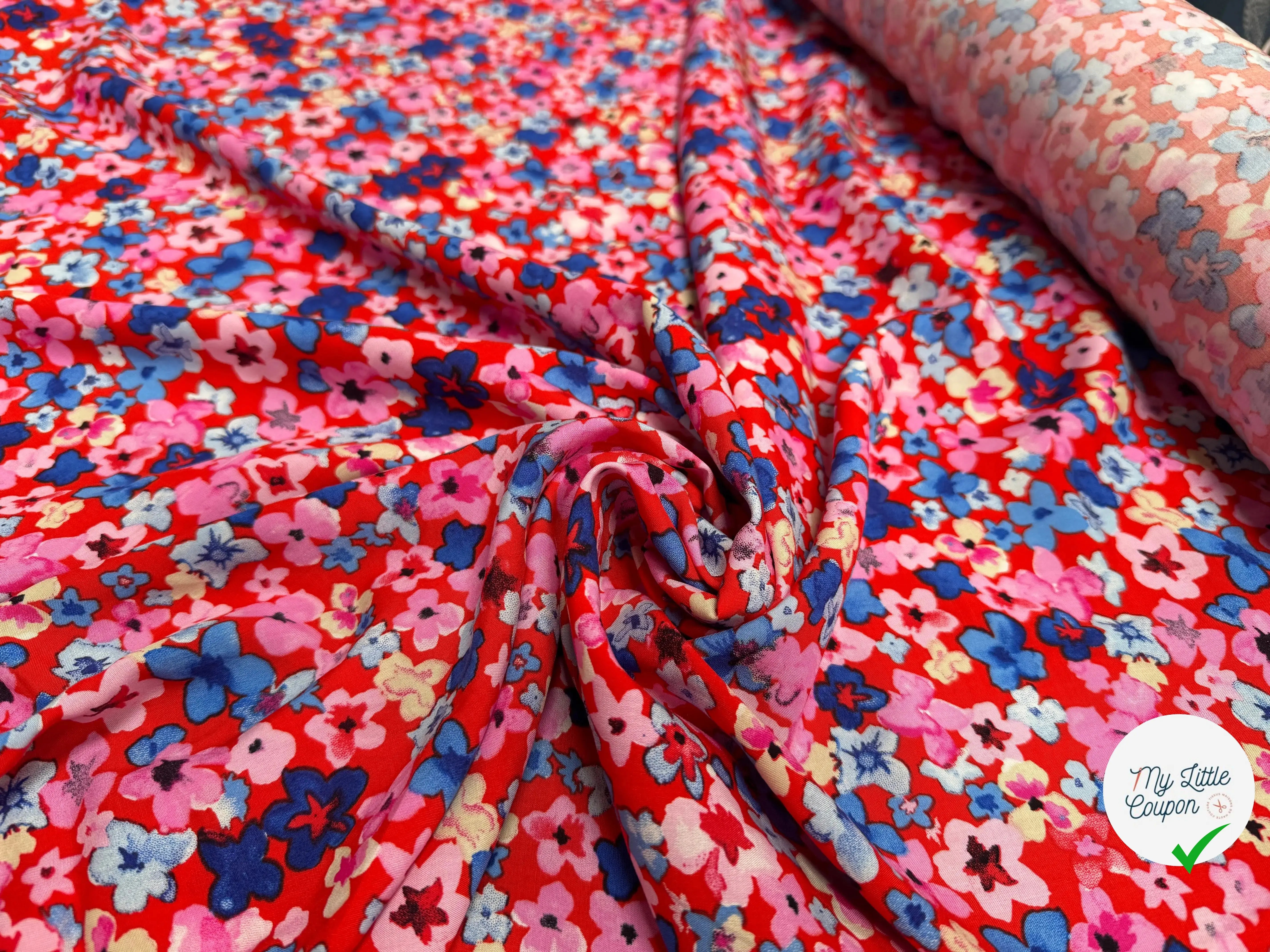 VISCOSE TOUCHÉ PEAU DE PÊCHE IMPRIMÉ FLEURS FOND ROUGE - My Little Coupon