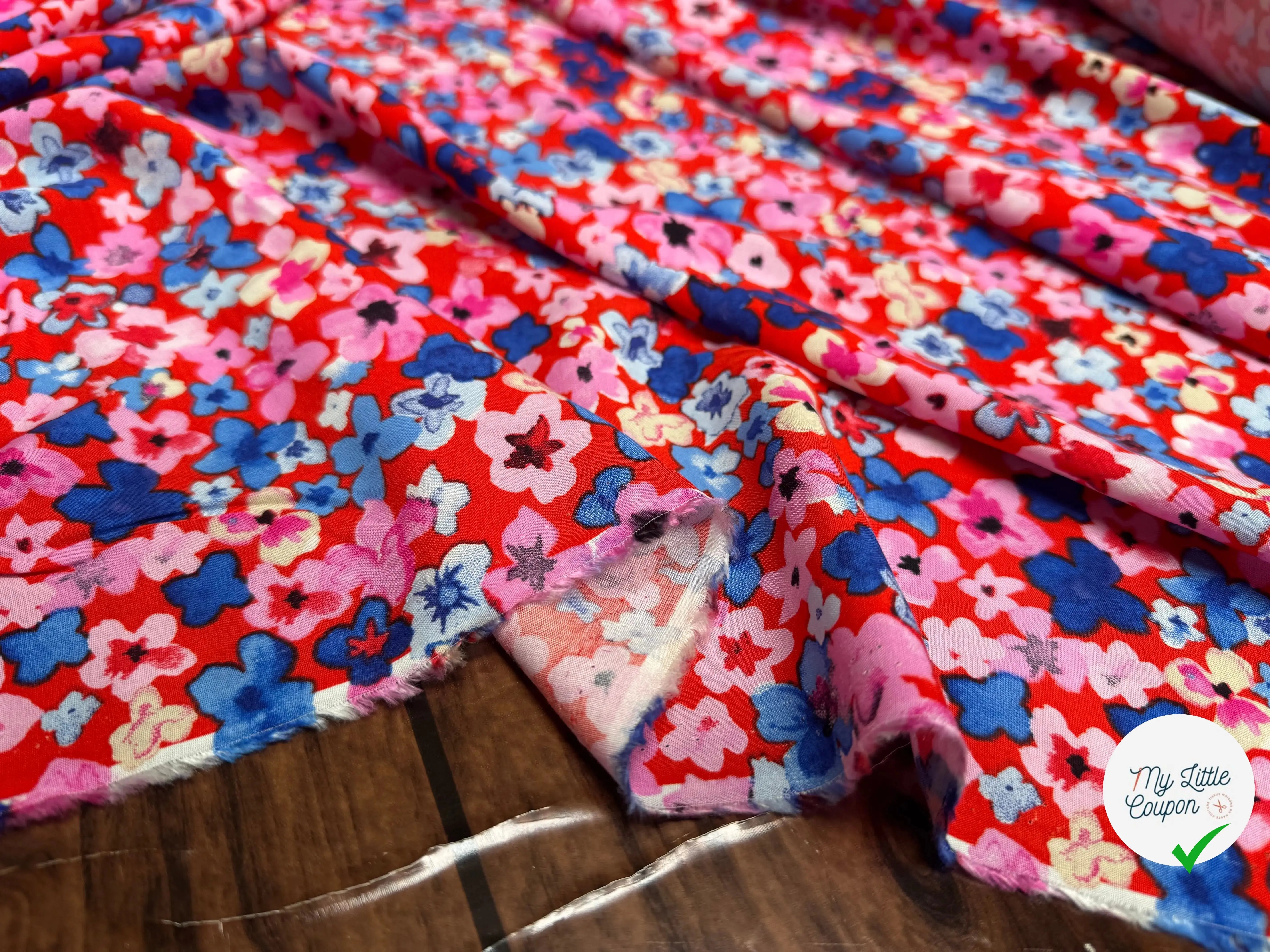 VISCOSE TOUCHÉ PEAU DE PÊCHE IMPRIMÉ FLEURS FOND ROUGE - My Little Coupon