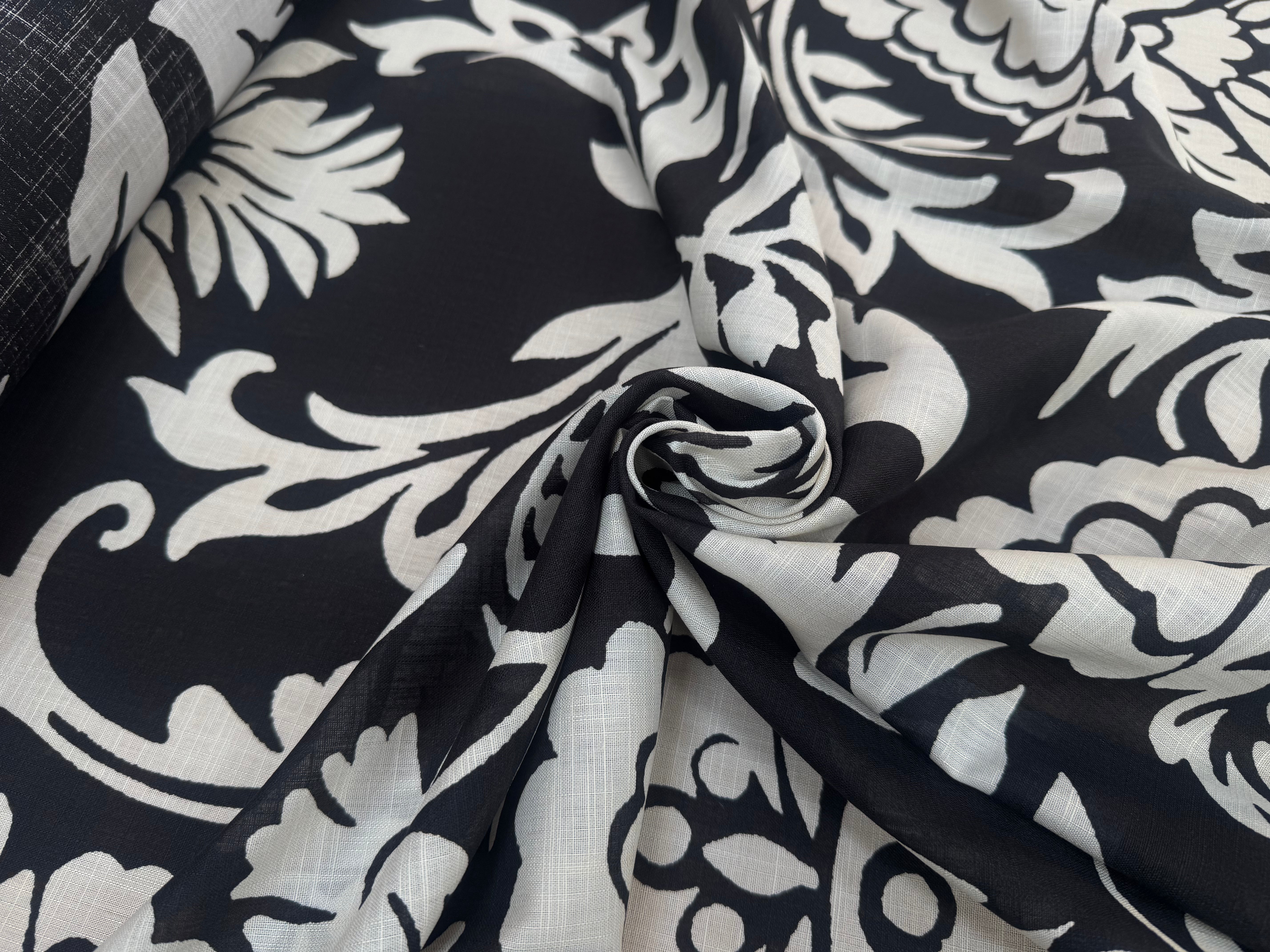 VOILE DE COTON FOND NOIR MOTIFS GROSSES FLEURS BLANC - My Little Coupon