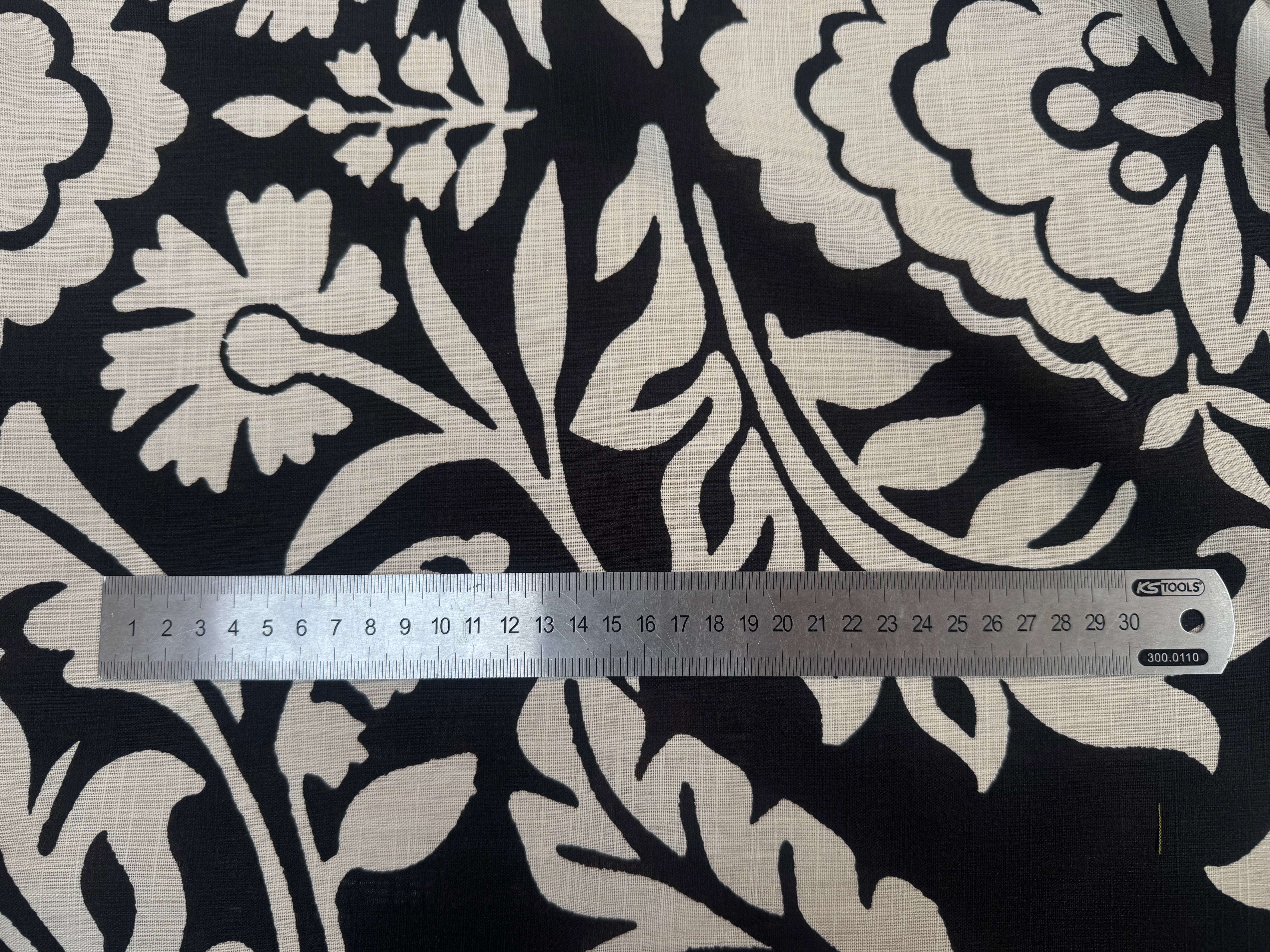 VOILE DE COTON FOND NOIR MOTIFS GROSSES FLEURS BLANC - My Little Coupon
