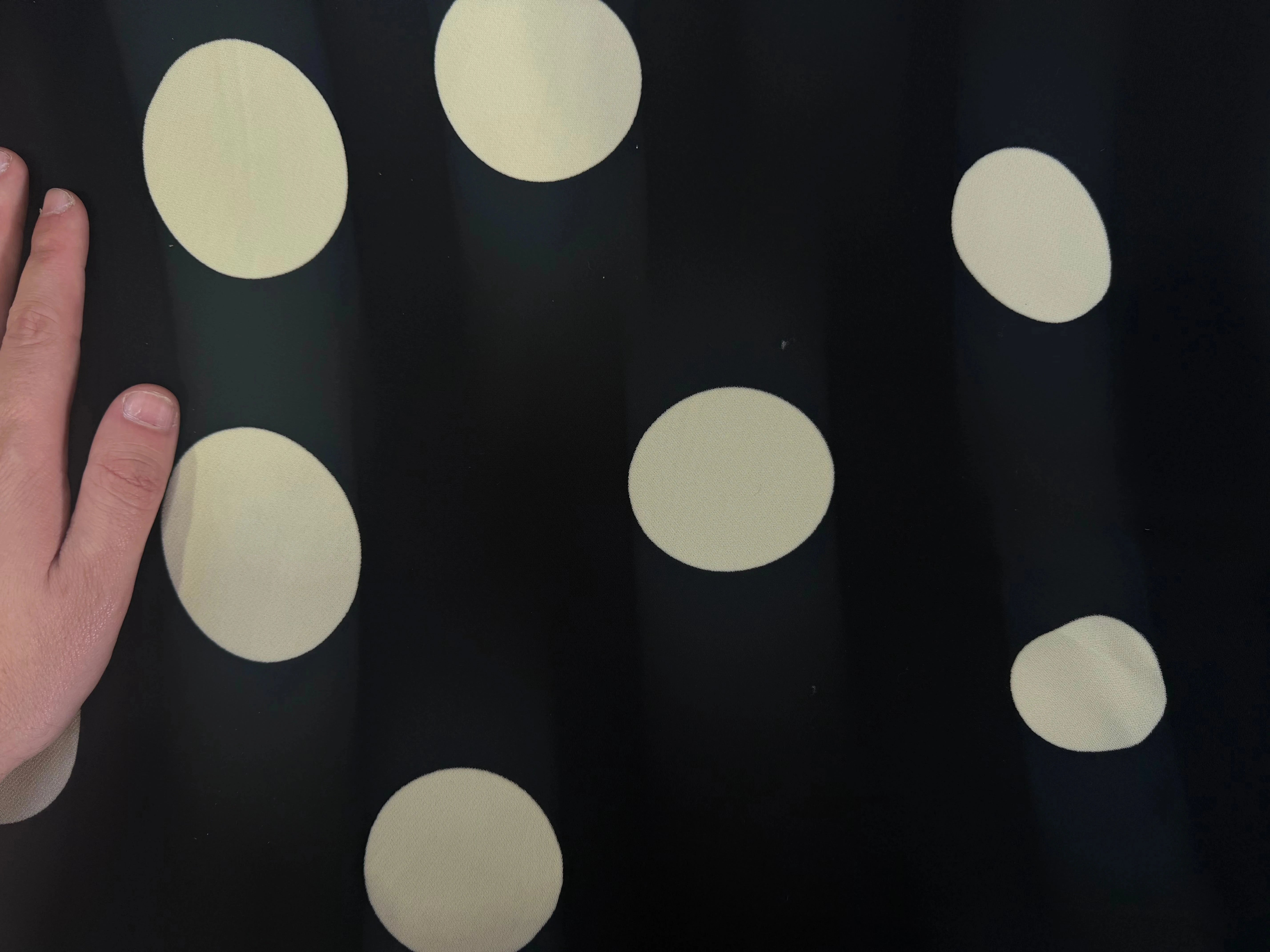 CREPE MAROCAIN 100% VISCOSE NOIR POIS BLANC CASSÉ - My Little Coupon