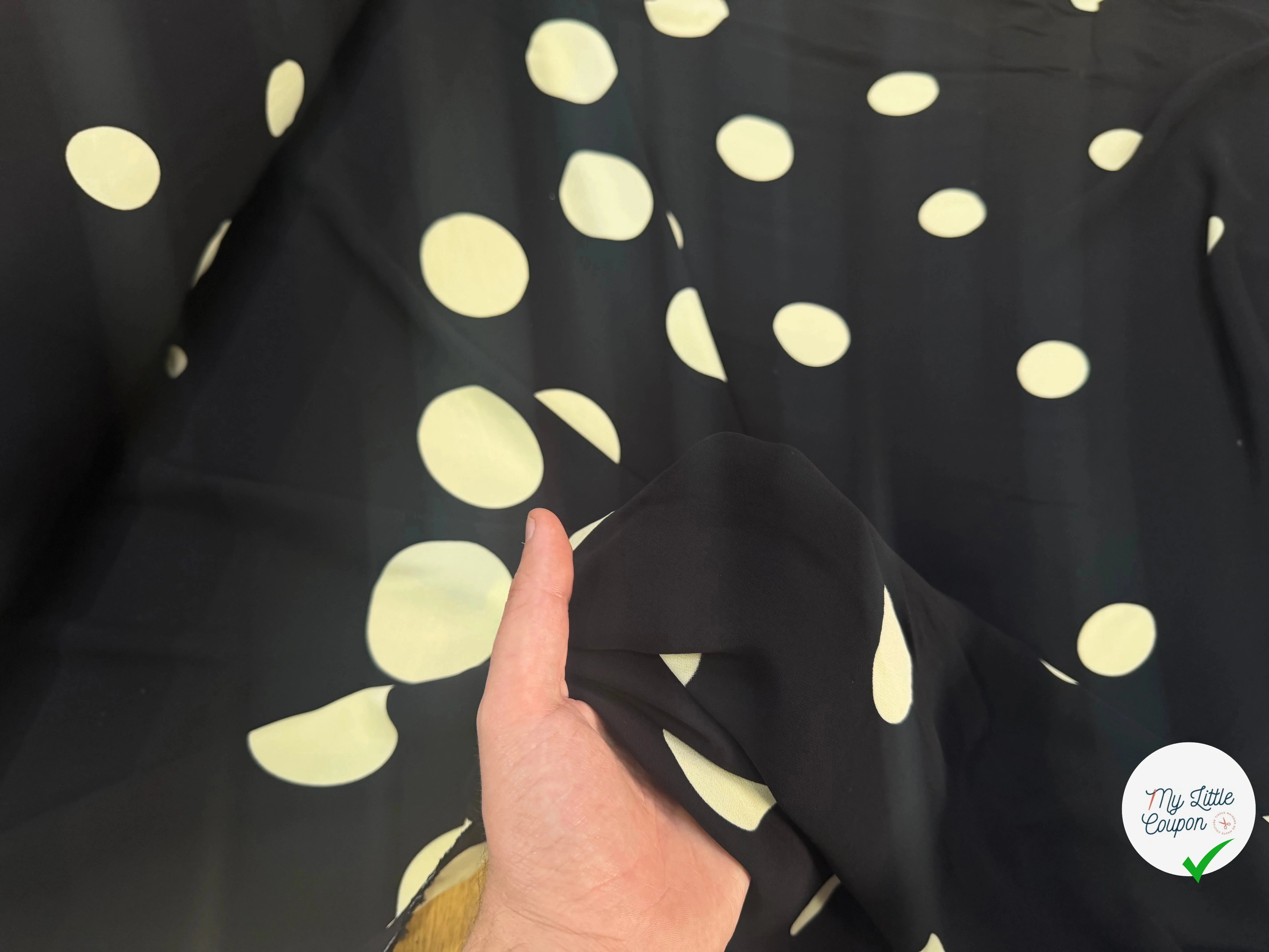 CREPE MAROCAIN 100% VISCOSE NOIR POIS BLANC CASSÉ - My Little Coupon