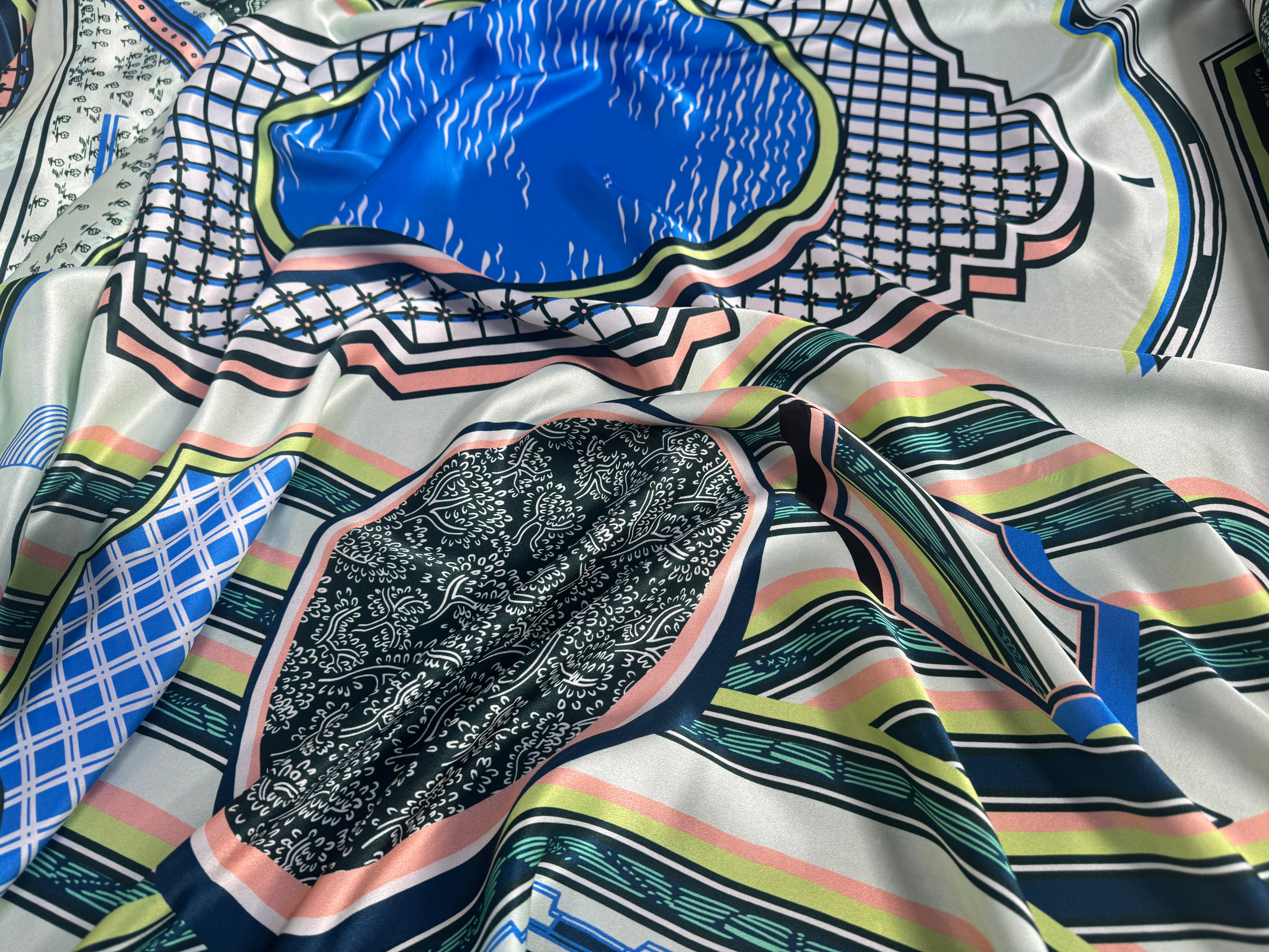 SATIN DE SOIE ITALIEN IMPRIMÉ CREATORE GEOMETRIQUE - My Little Coupon