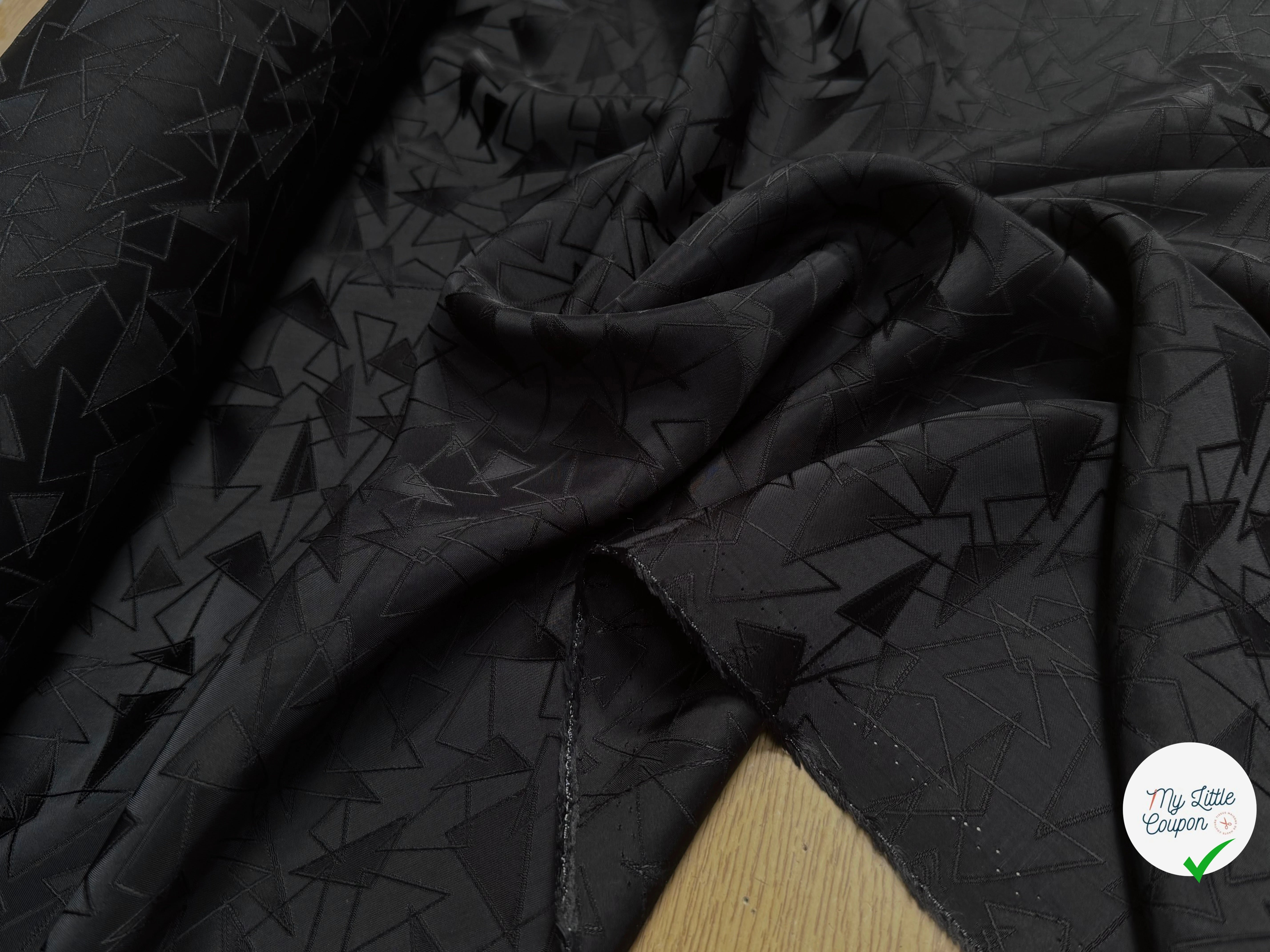 DOUBLURE JACQUARD SATIN LOURD 100% VISCOSE MOTIFS TRIANGULAIRES NOIRS - My Little Coupon