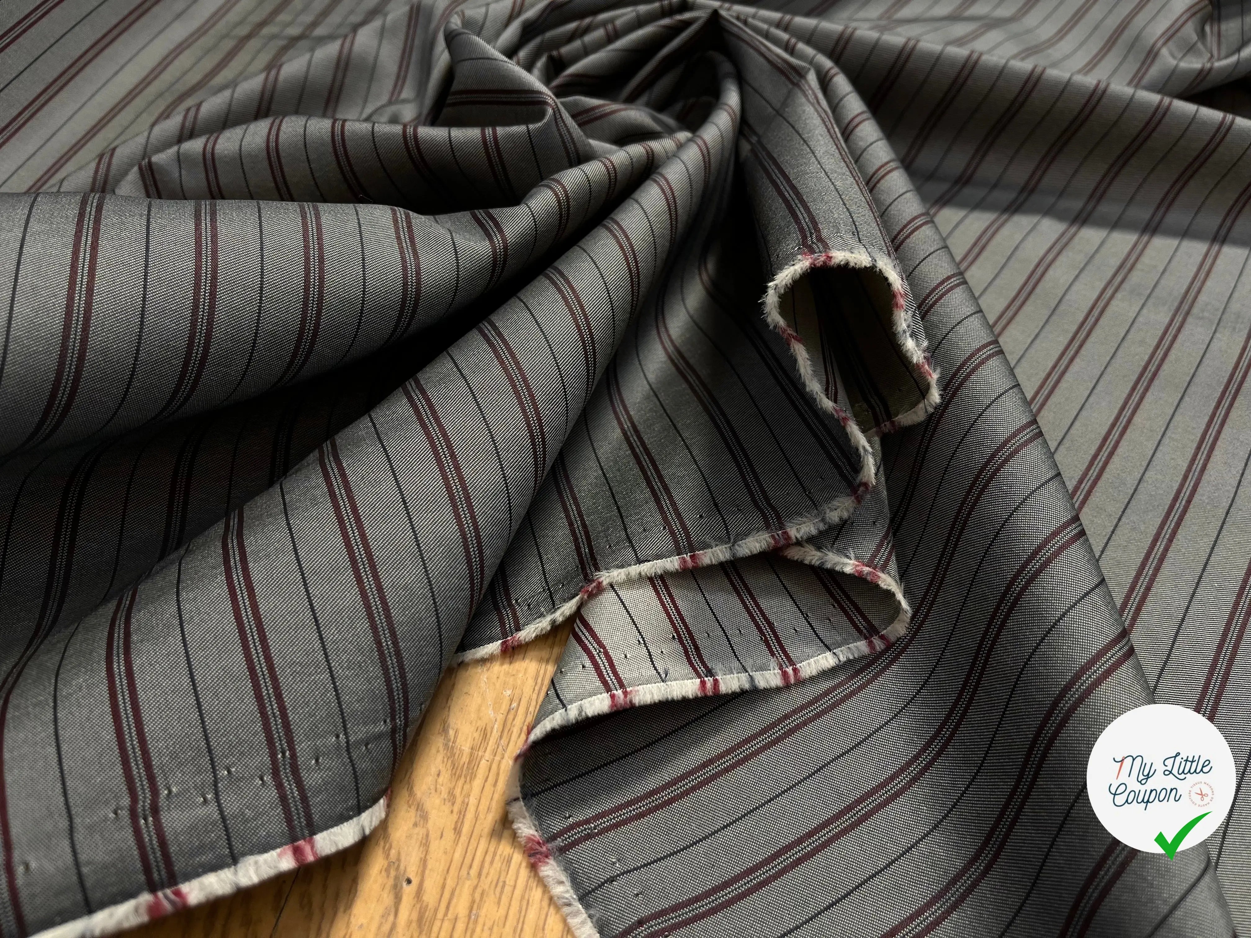 DOUBLURE SERGÉE MIGNONNETTE RAYÉE FOND MÉTAL BORDEAUX - My Little Coupon