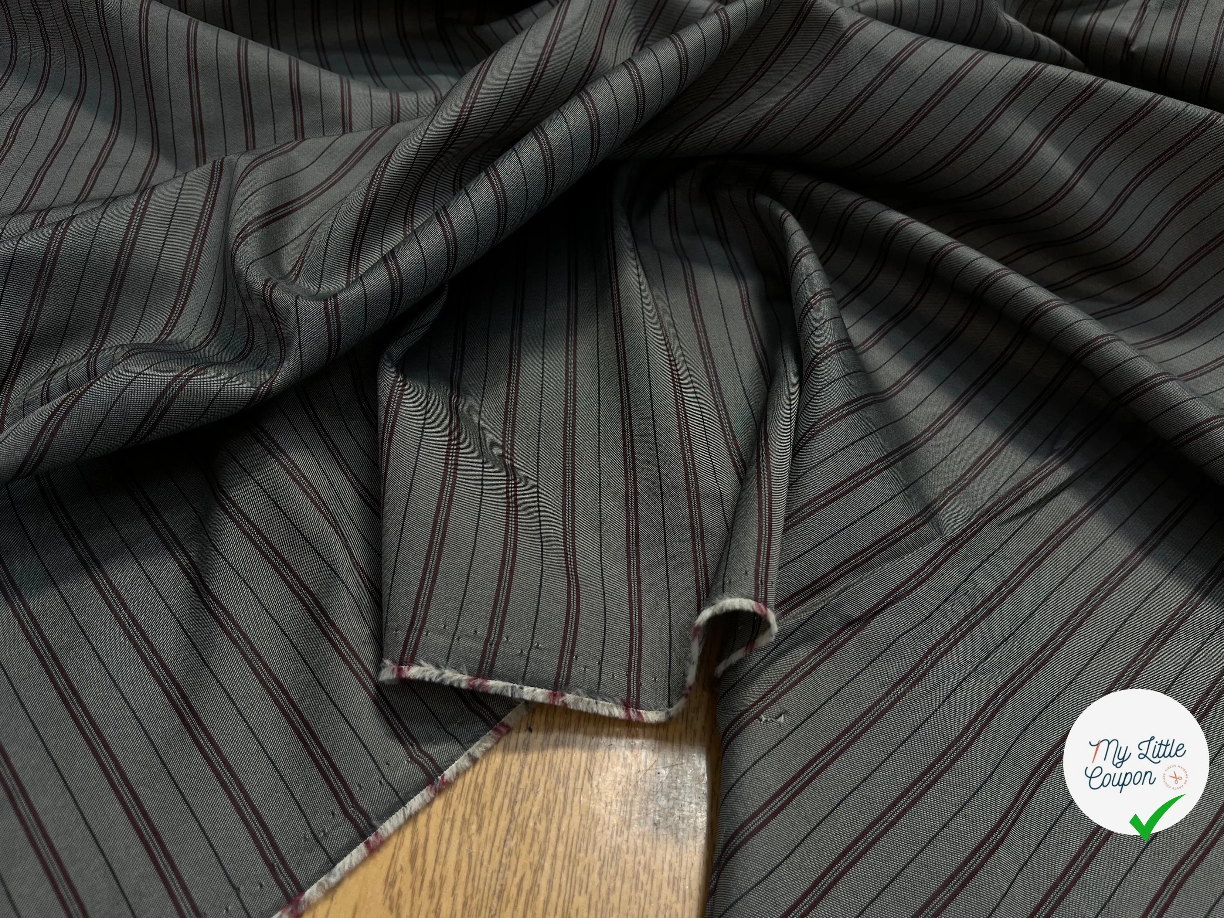 DOUBLURE SERGÉE MIGNONNETTE RAYÉE FOND MÉTAL BORDEAUX - My Little Coupon