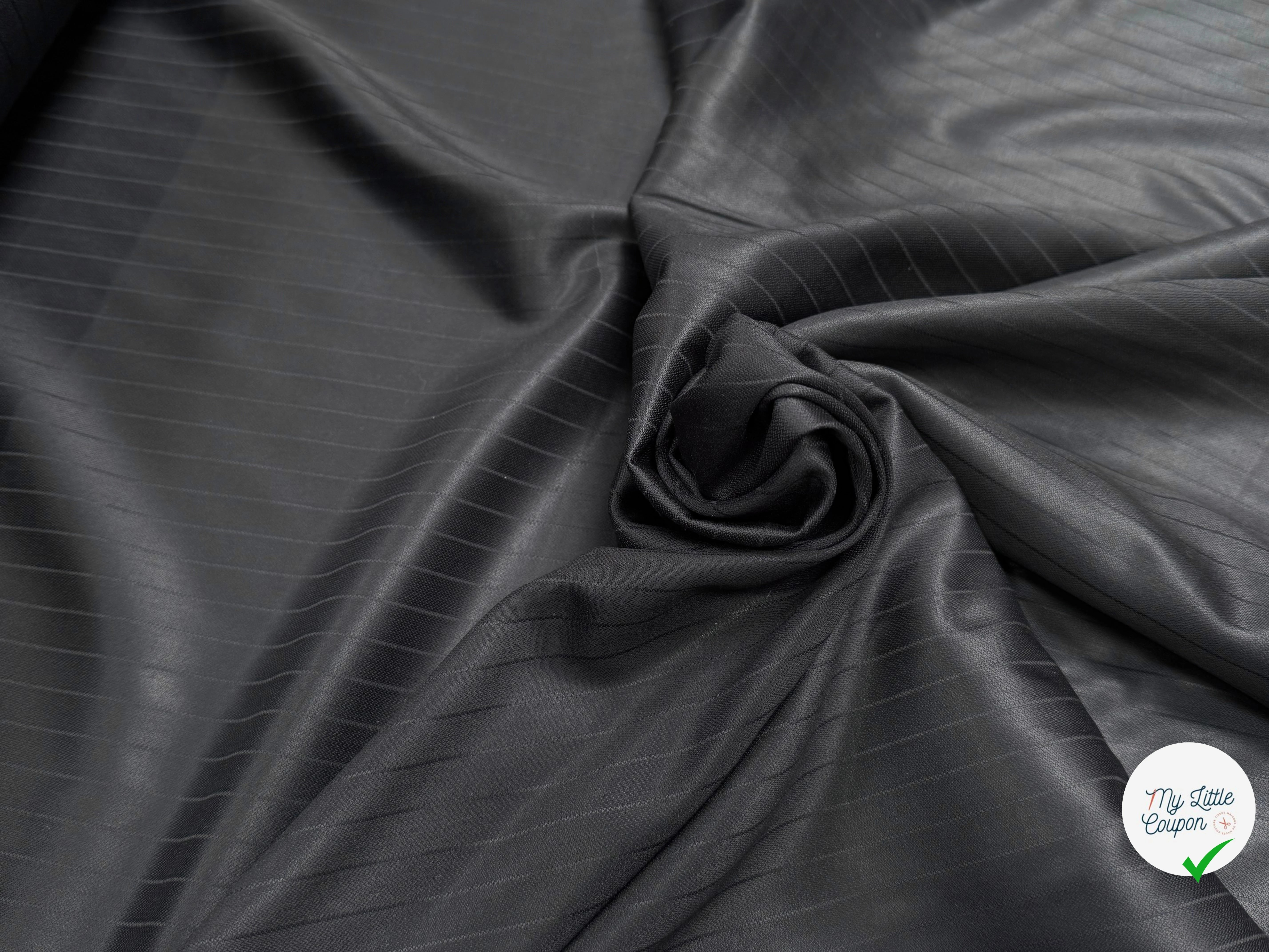 DRAPERIE DE LAINE FLUIDE RAYÉE NOIRE EFFET SATINÉ - My Little Coupon
