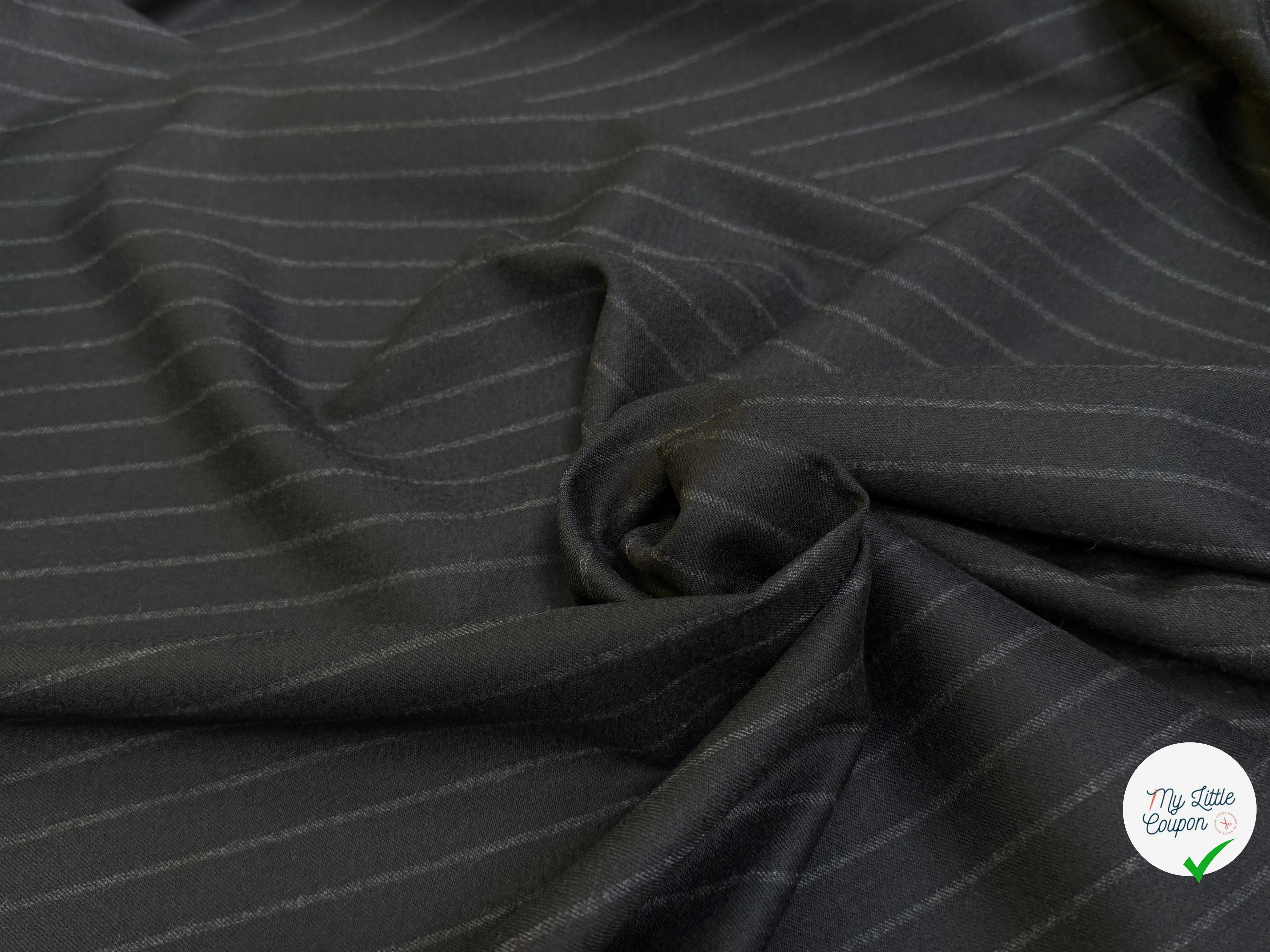 DRAPERIE DE LAINE GRATÉE BELLE TENUE NOIR RAYURES GRISES - My Little Coupon