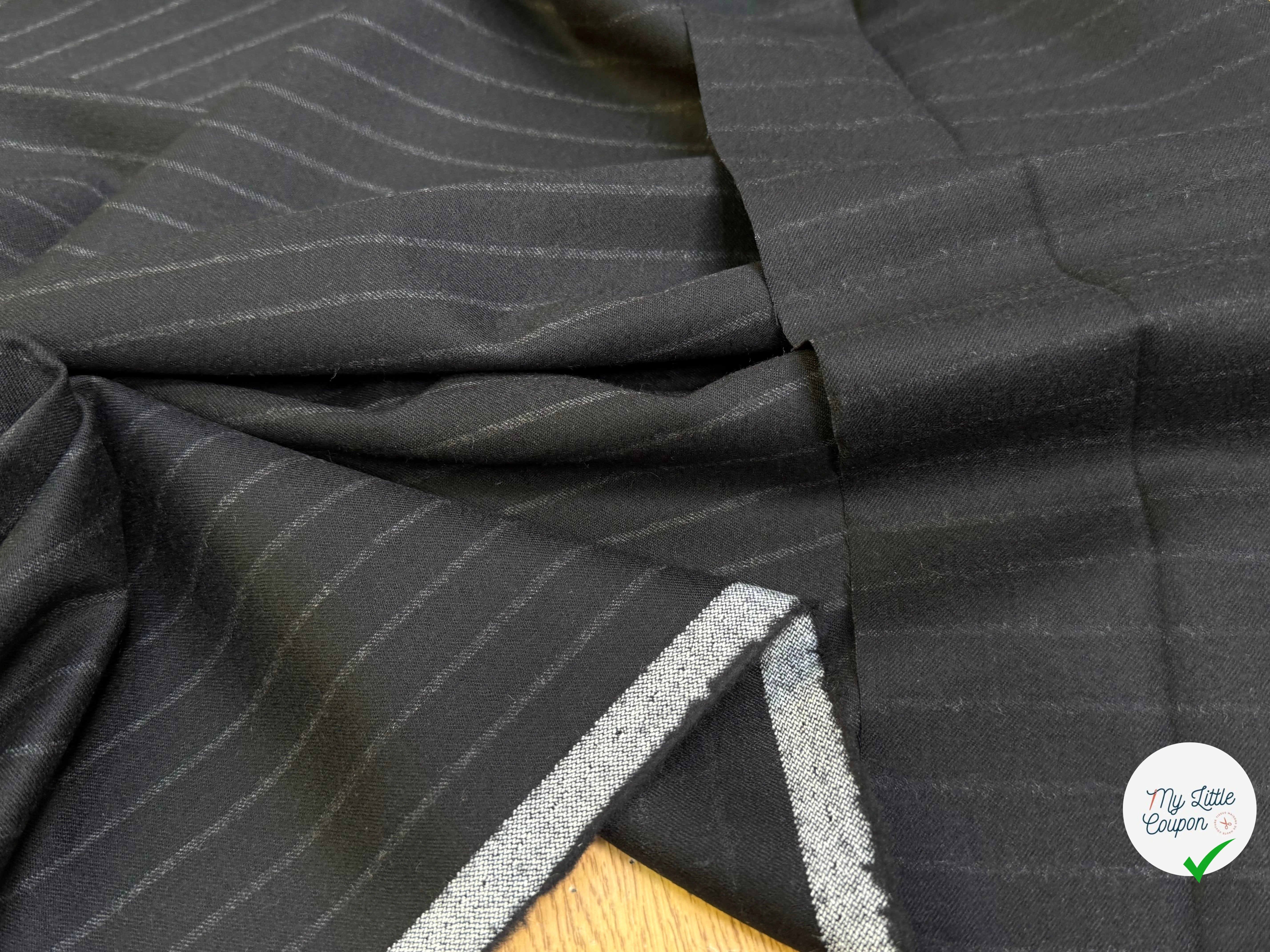DRAPERIE DE LAINE GRATÉE BELLE TENUE NOIR RAYURES GRISES - My Little Coupon