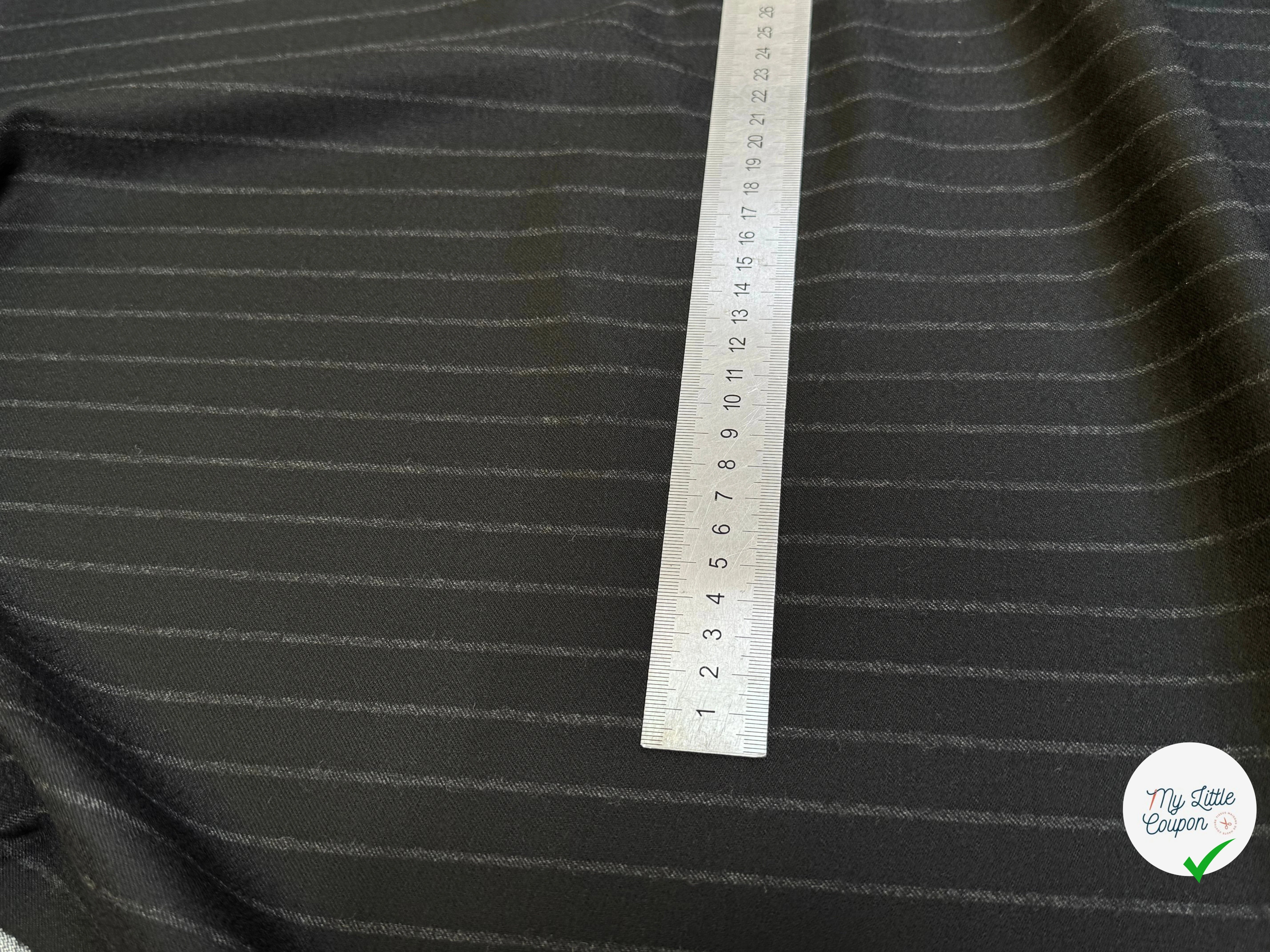 DRAPERIE DE LAINE GRATÉE BELLE TENUE NOIR RAYURES GRISES - My Little Coupon