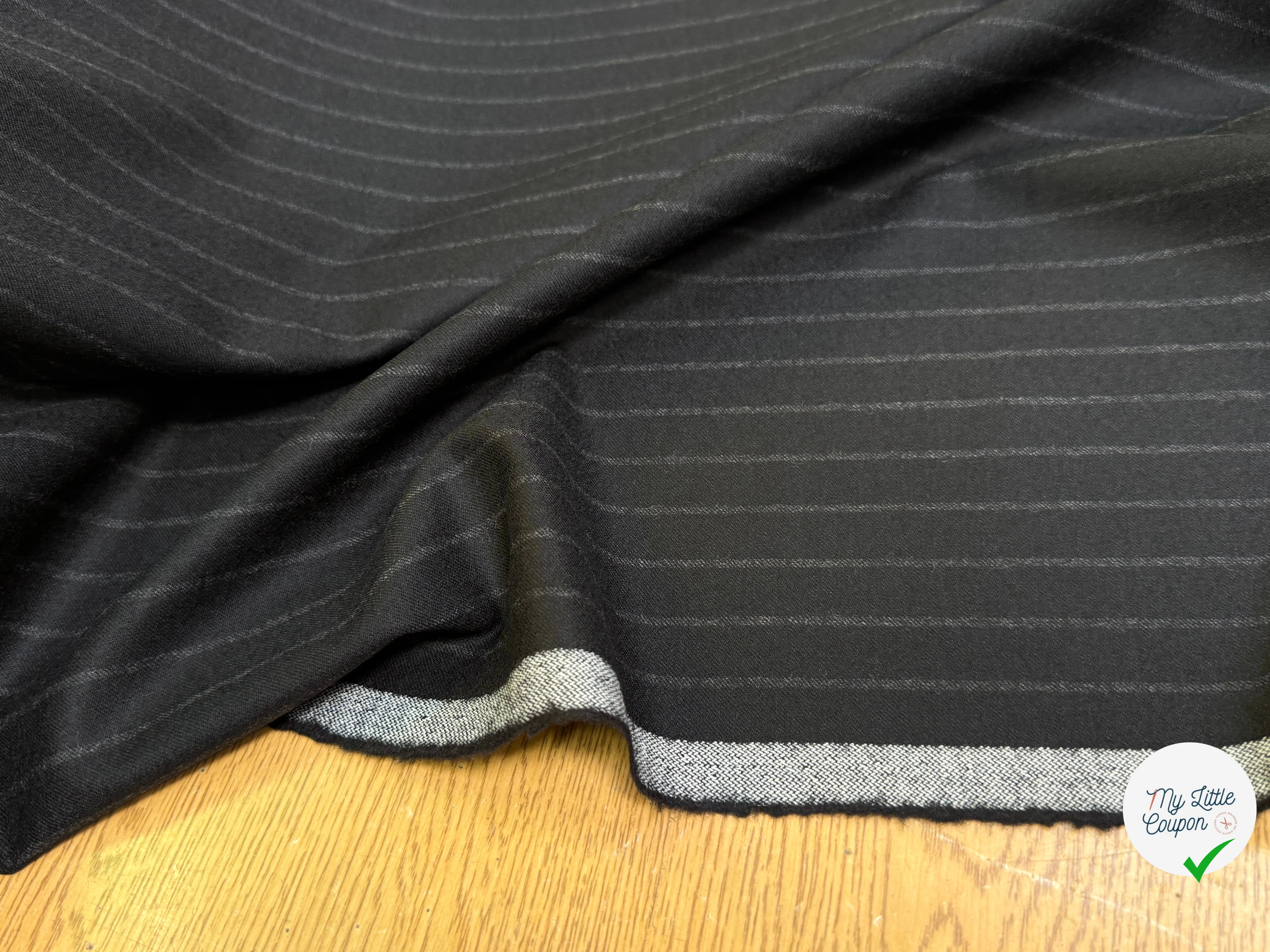 DRAPERIE DE LAINE GRATÉE BELLE TENUE NOIR RAYURES GRISES - My Little Coupon
