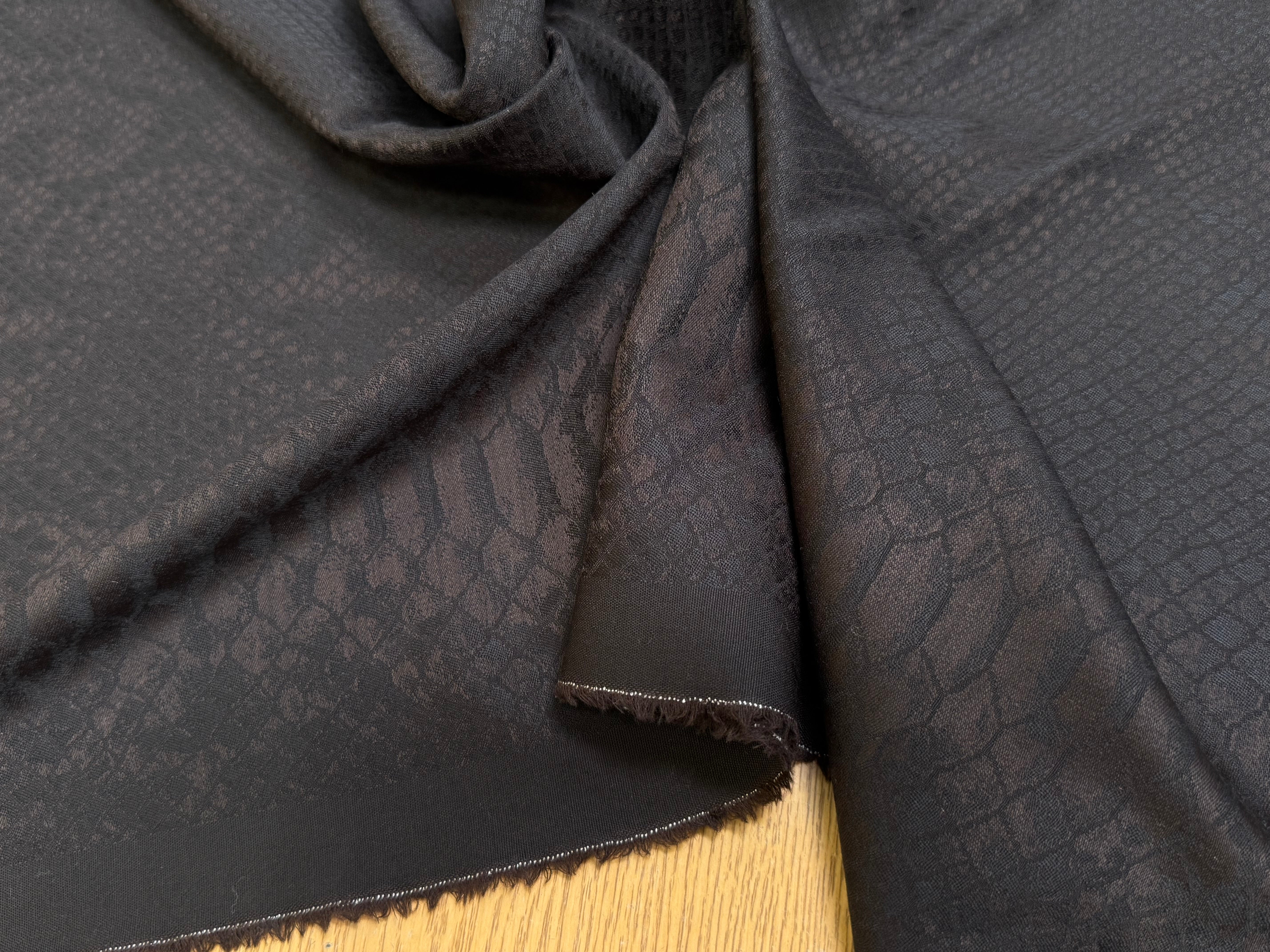 DRAPERIE DE LAINE PYTHON MARRON NOIR LÉGÈREMENT SATINÉE TRÈS CHIC - My Little Coupon