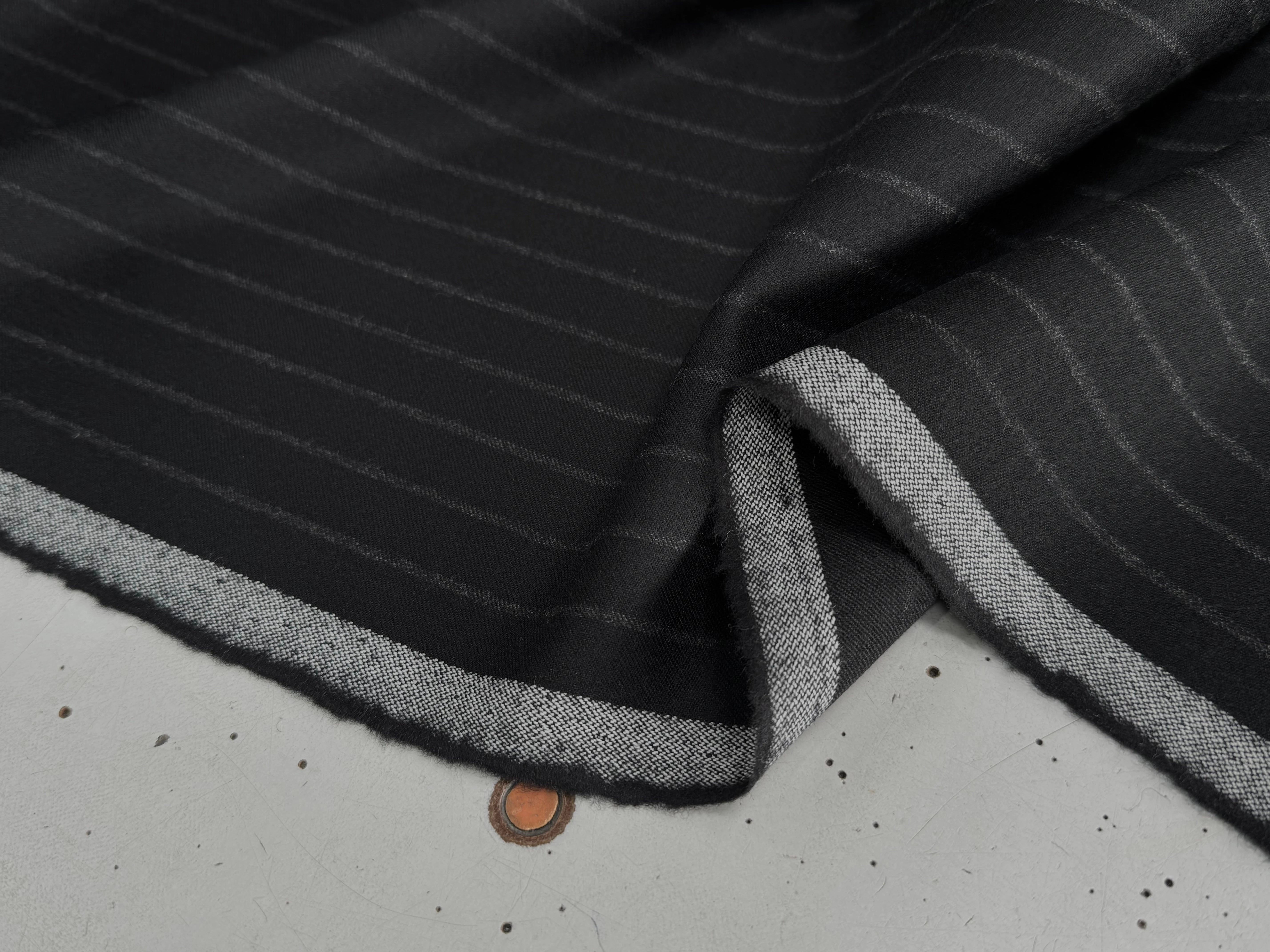 DRAPERIE DE LAINE TRÈS BELLE TENUE NOIR À RAYURES - My Little Coupon