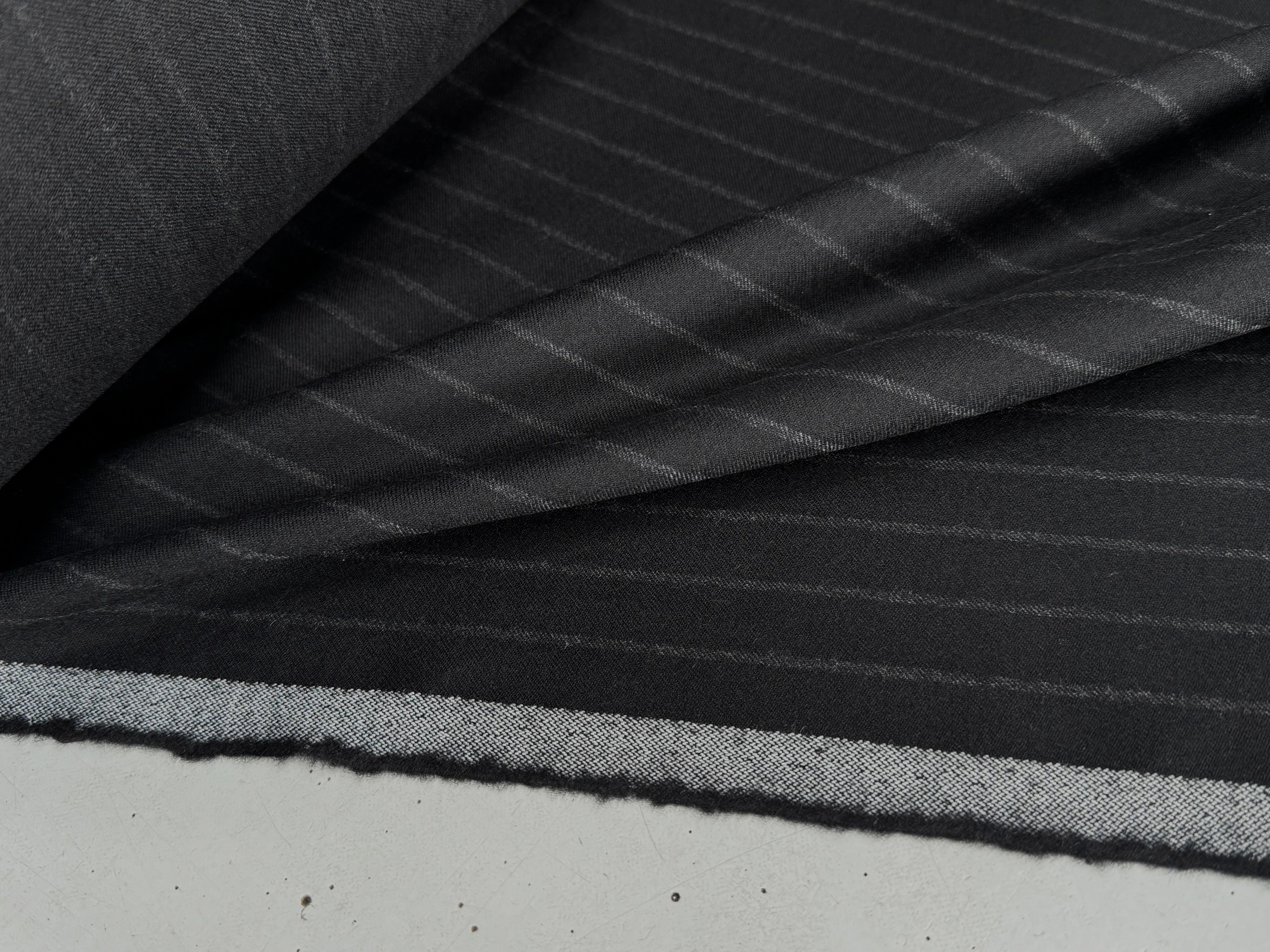 DRAPERIE DE LAINE TRÈS BELLE TENUE NOIR À RAYURES - My Little Coupon