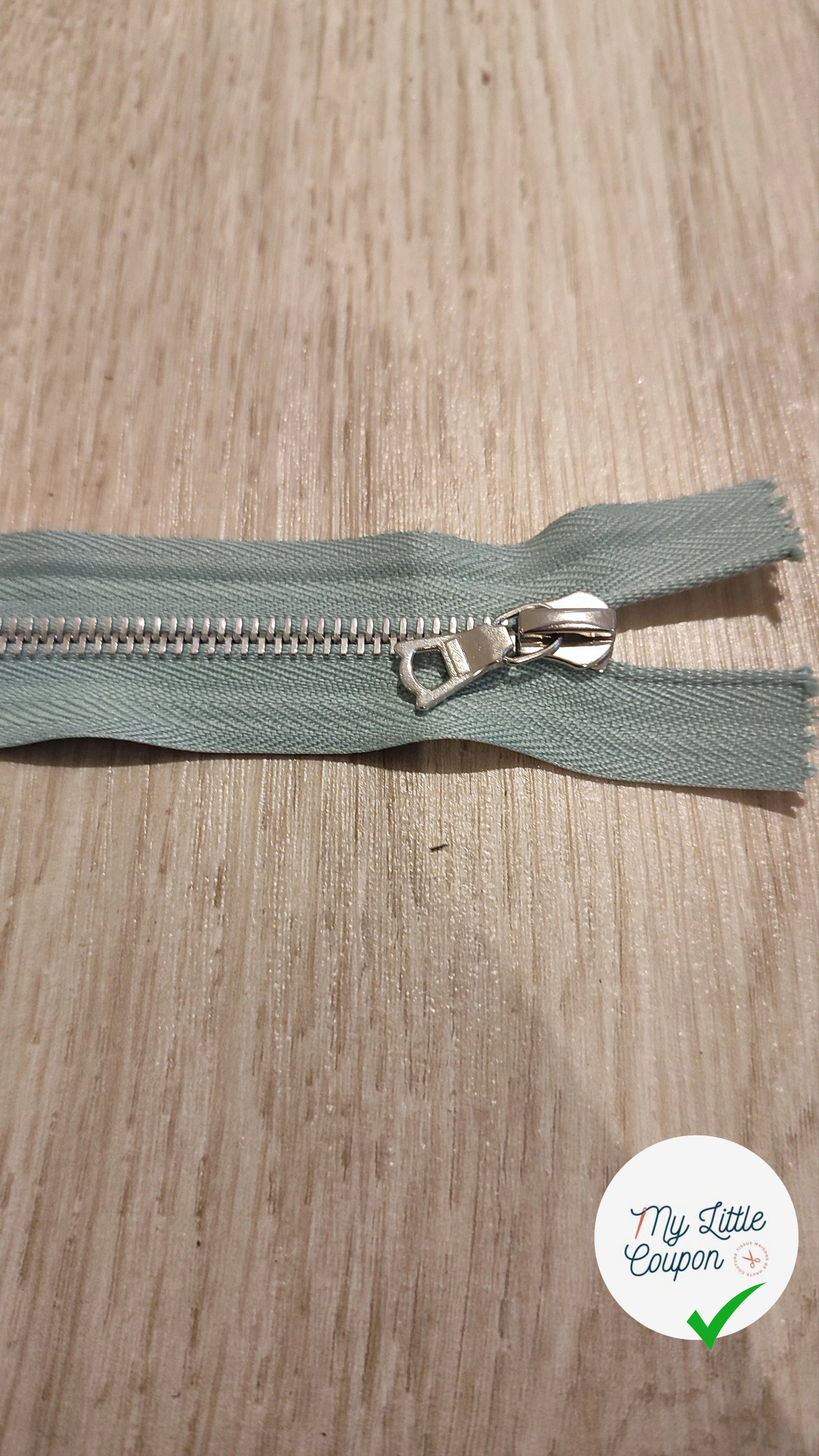 FERMETURE RIRI MÉTAL NON SÉPARABLE 14CM BLEU CLAIR M6 - My Little Coupon