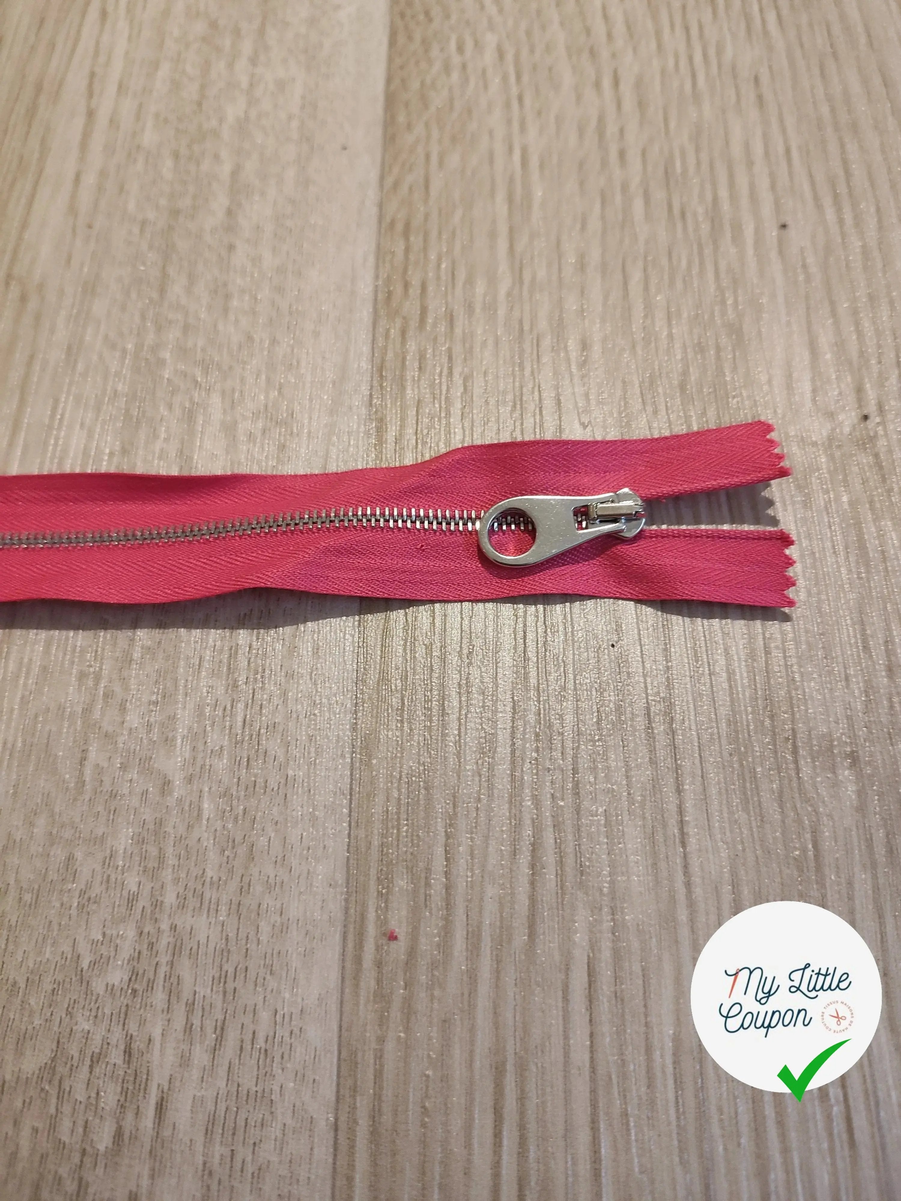 FERMETURE RIRI METAL NON SÉPARABLE 20CM ROSE FUSHIA M4 - My Little Coupon