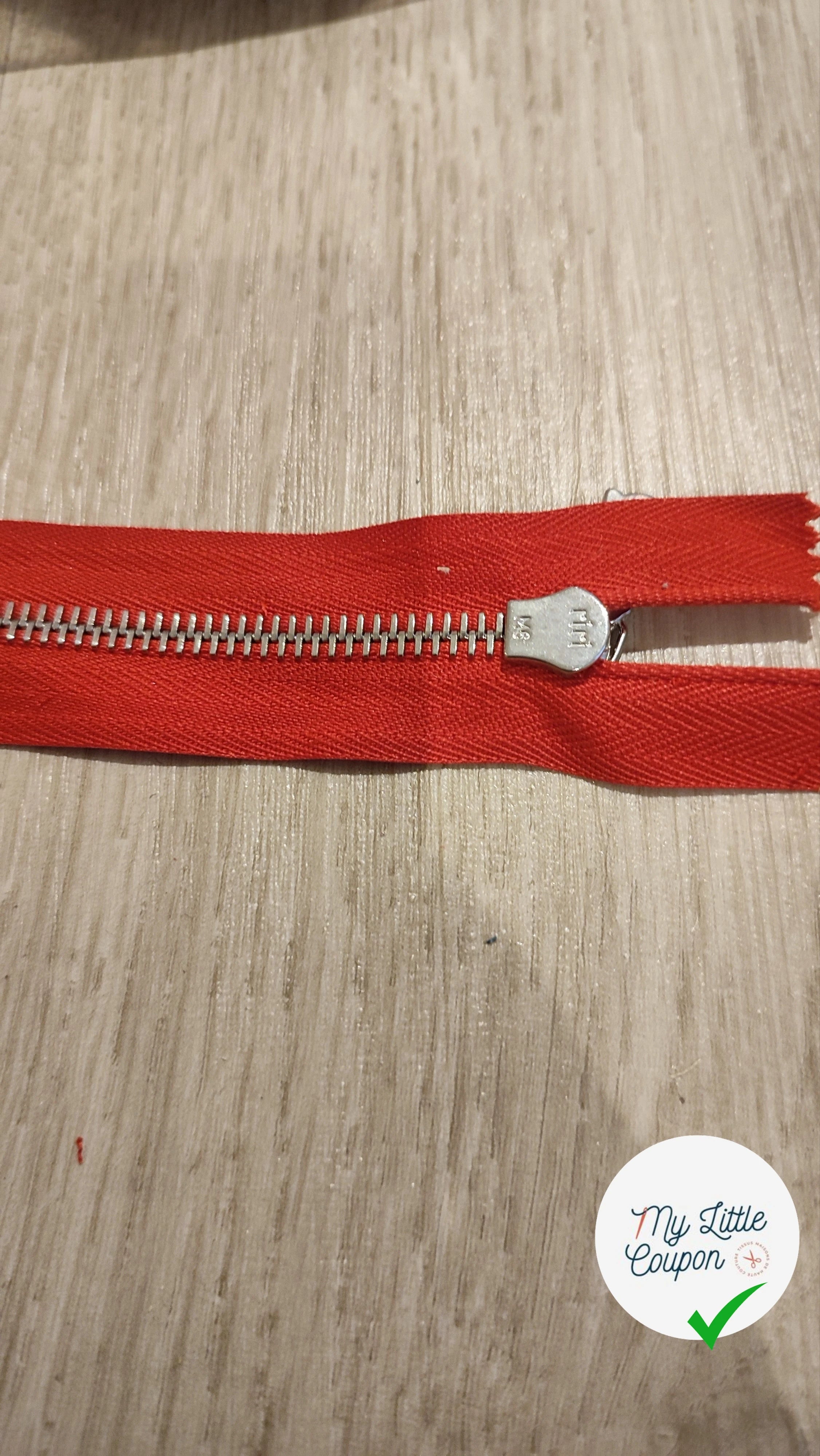FERMETURE RIRI METAL NON SÉPARABLE 20CM ROUGE M6 - My Little Coupon