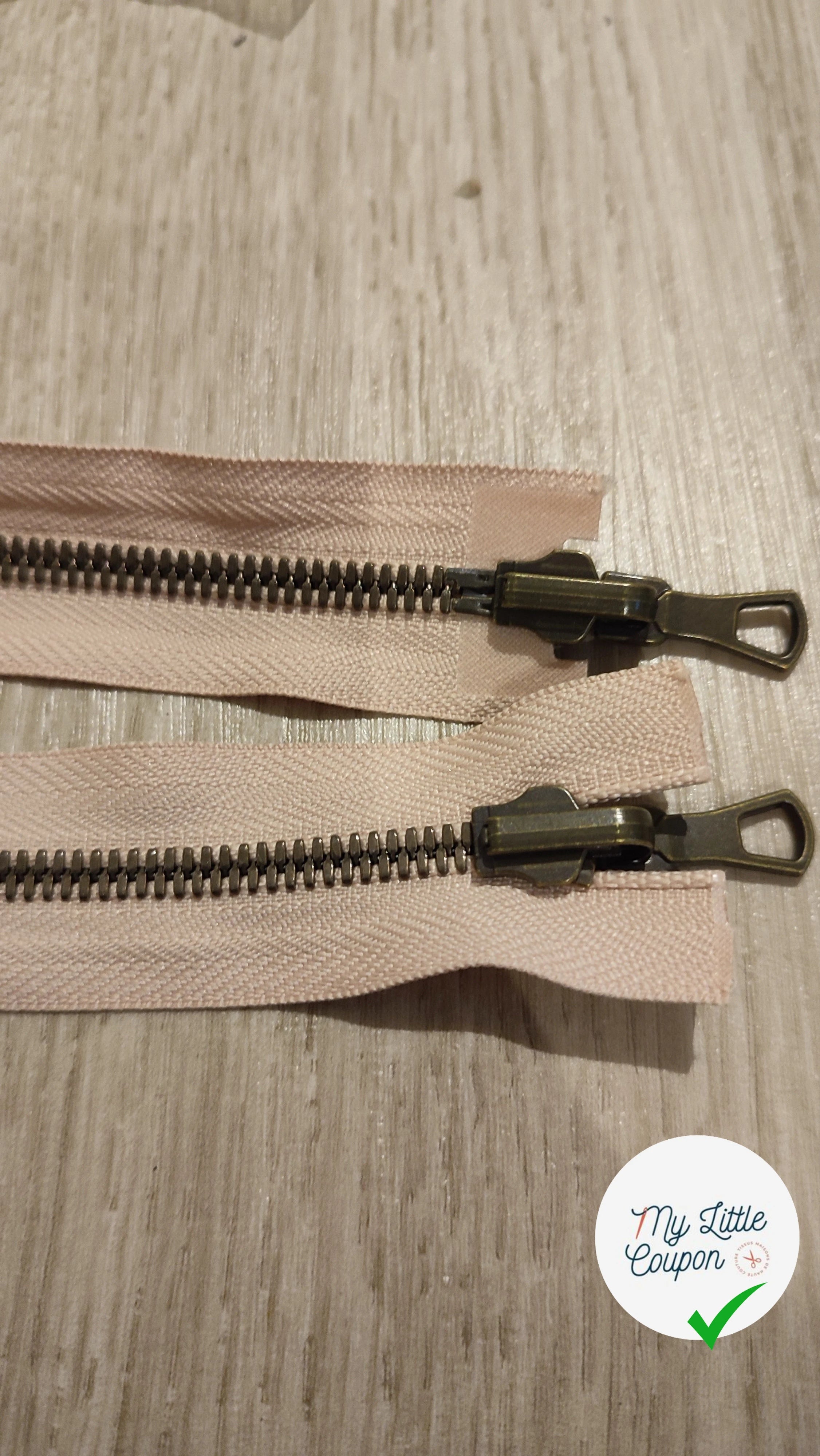 FERMETURE RIRI METAL NON SÉPARABLE DOUBLE CHEMIN RÉVERSIBLE 70CM ROSE POUDRÉ - My Little Coupon