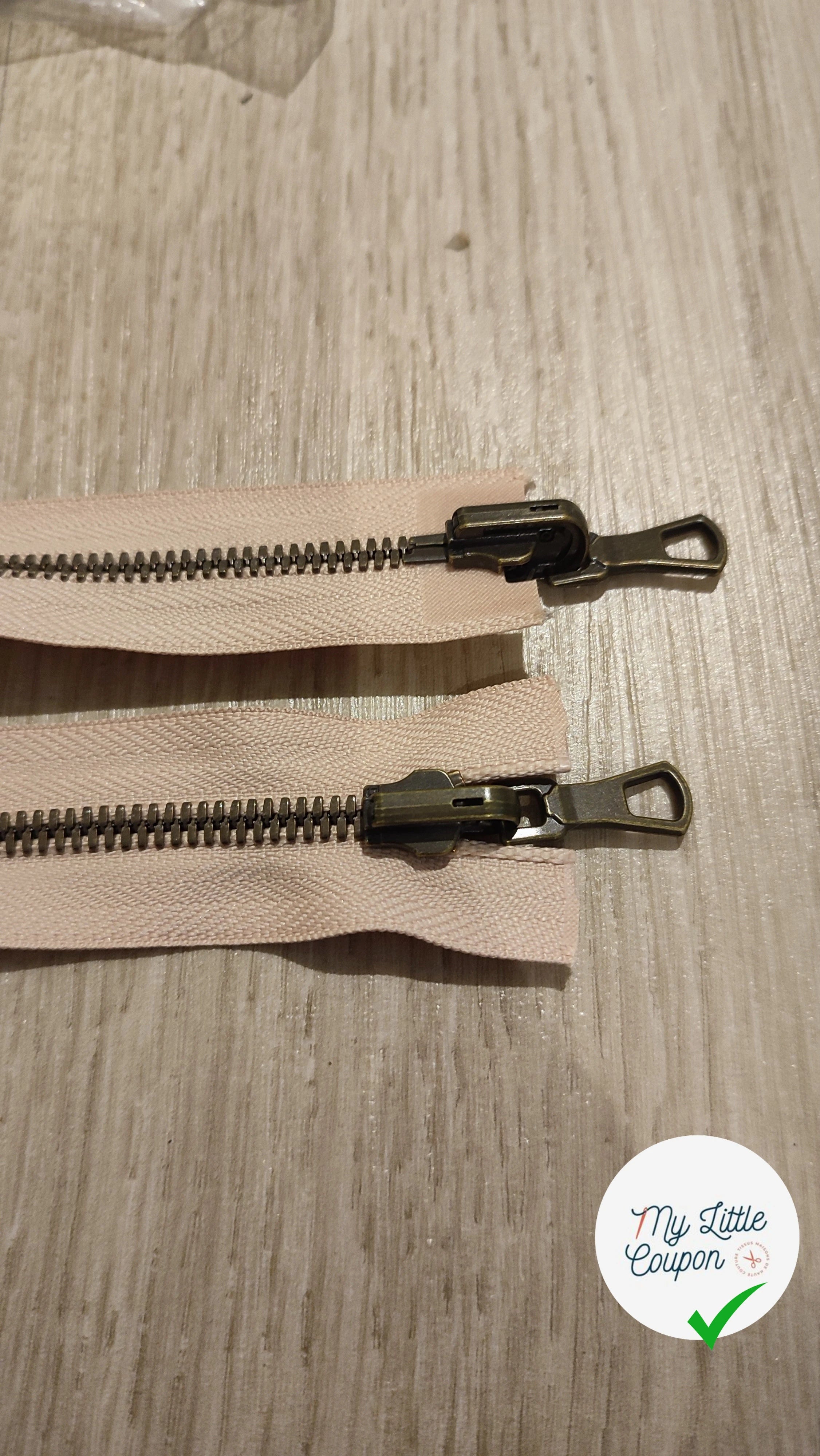 FERMETURE RIRI METAL NON SÉPARABLE DOUBLE CHEMIN RÉVERSIBLE 70CM ROSE POUDRÉ - My Little Coupon