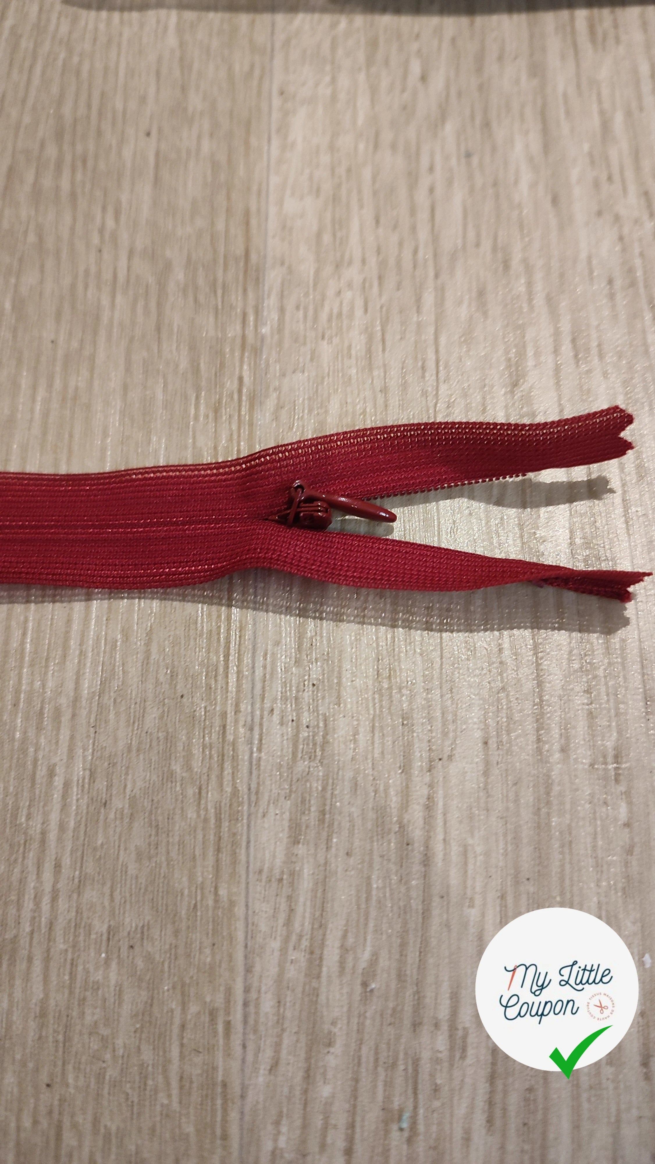 FERMETURE RIRI MÉTAL NON SÉPARABLE INVISIBLE 22CM ROUGE - My Little Coupon
