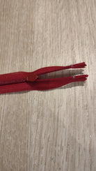 FERMETURE RIRI MÉTAL NON SÉPARABLE INVISIBLE 22CM ROUGE - My Little Coupon