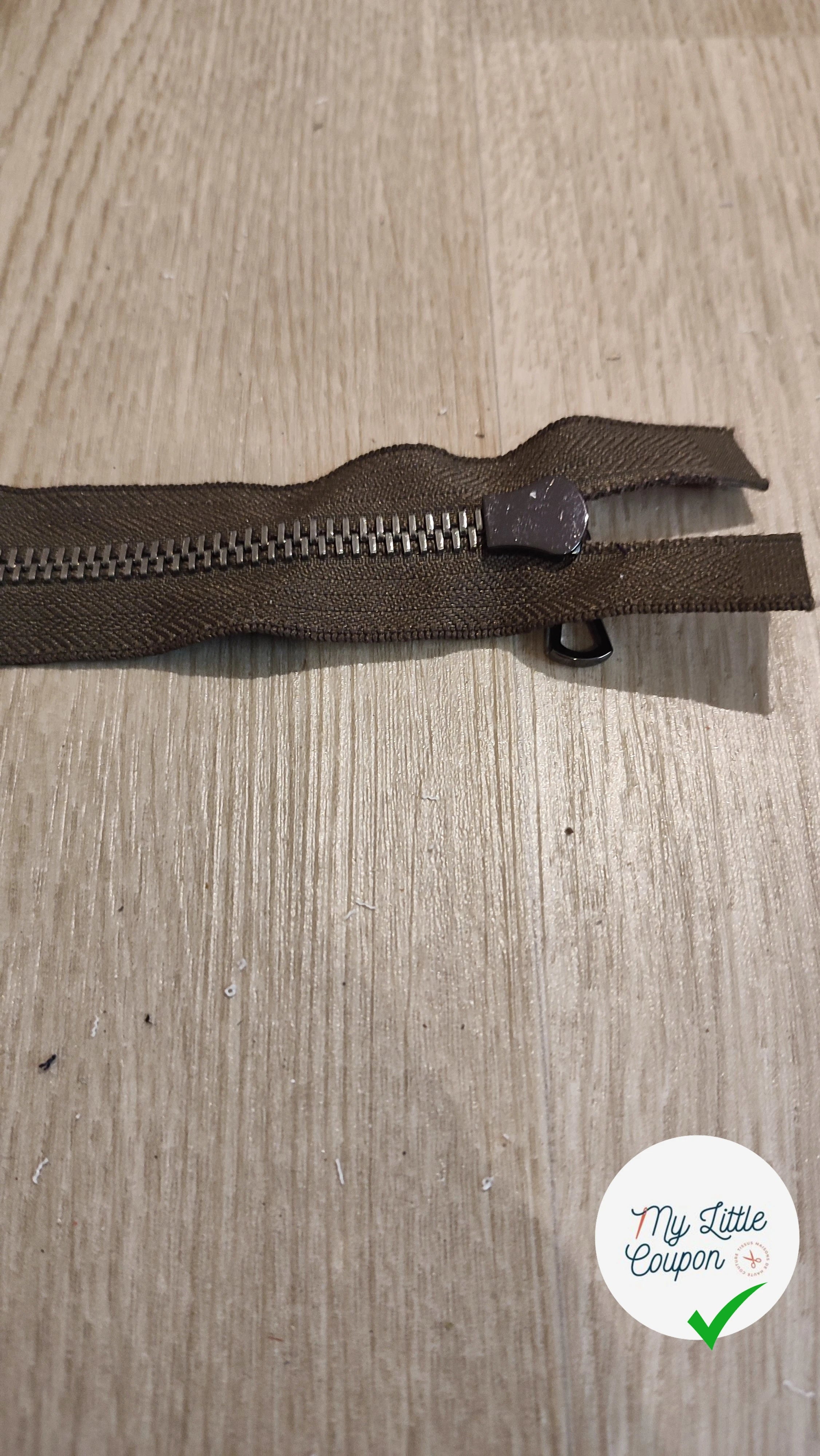 FERMETURE RIRI METAL SÉPARABLE RÉVERSIBLE 70CM VERT KAKI FONCÉ - My Little Coupon