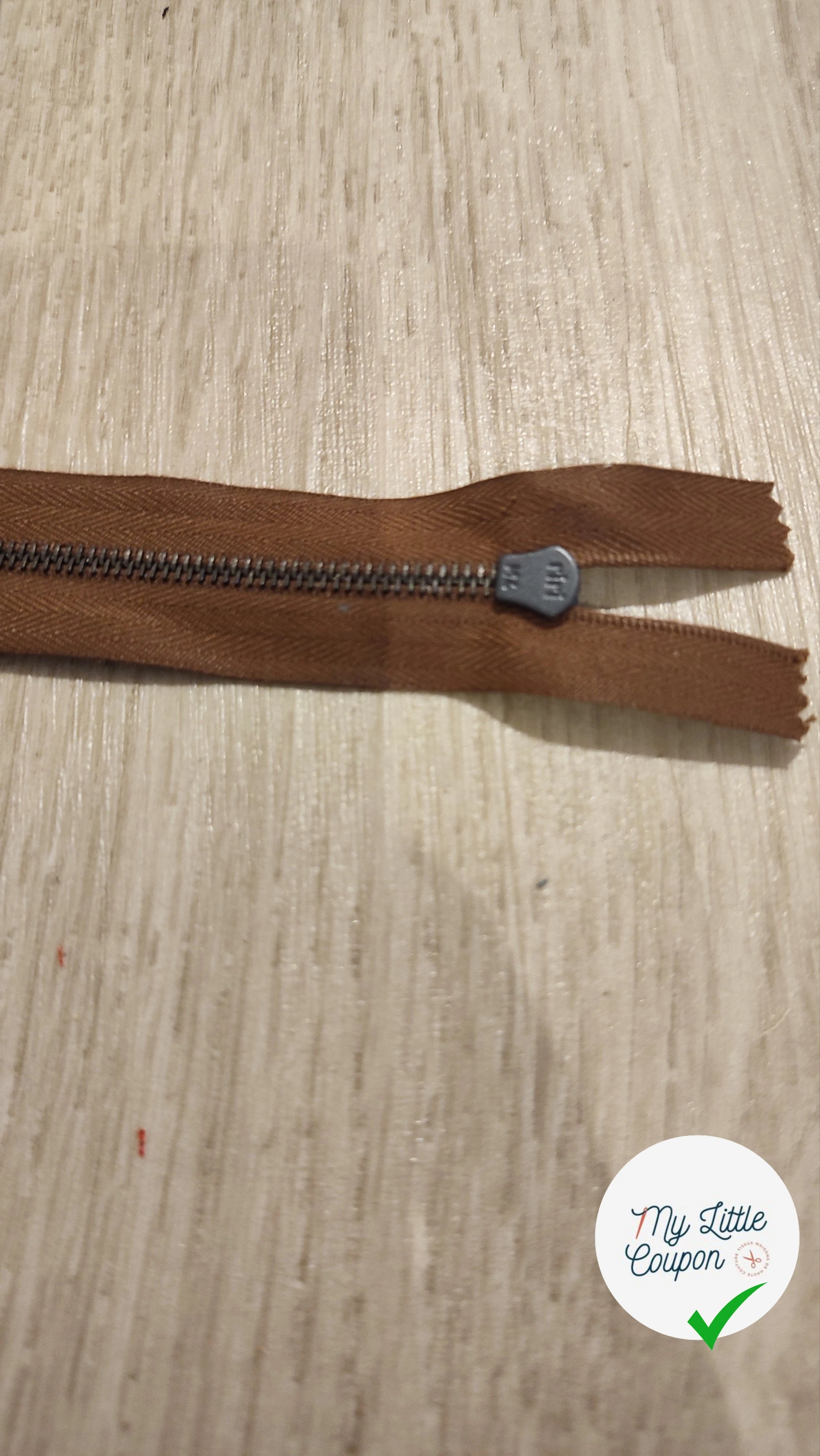 FERMETURE RIRI PLASTIQUE NON SÉPARABLE 25CM MARRON FONCÉ M4 - My Little Coupon