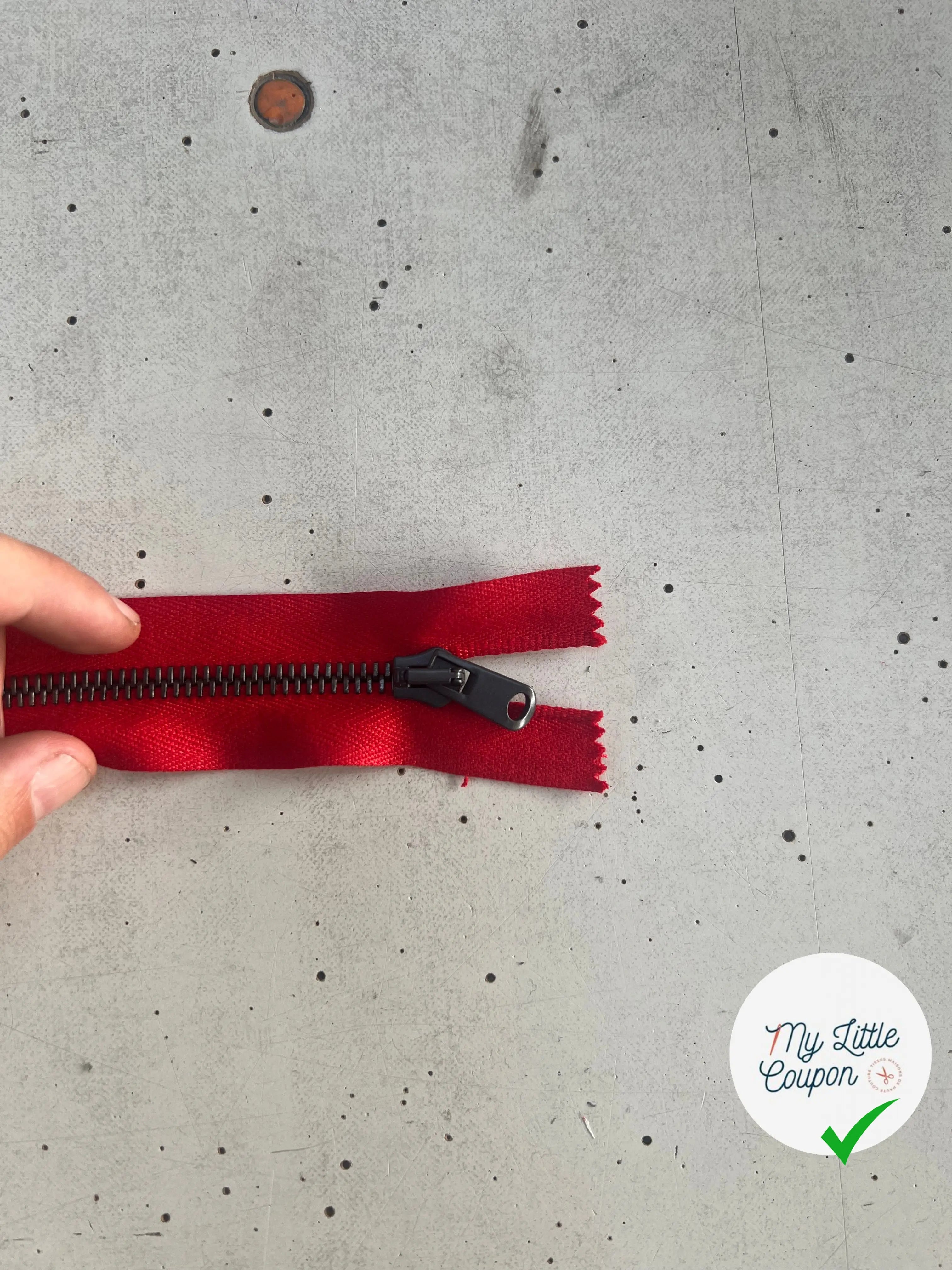 FERMETURE RIRI SÉPARABLE ROUGE MÉTAL 90 CM - My Little Coupon