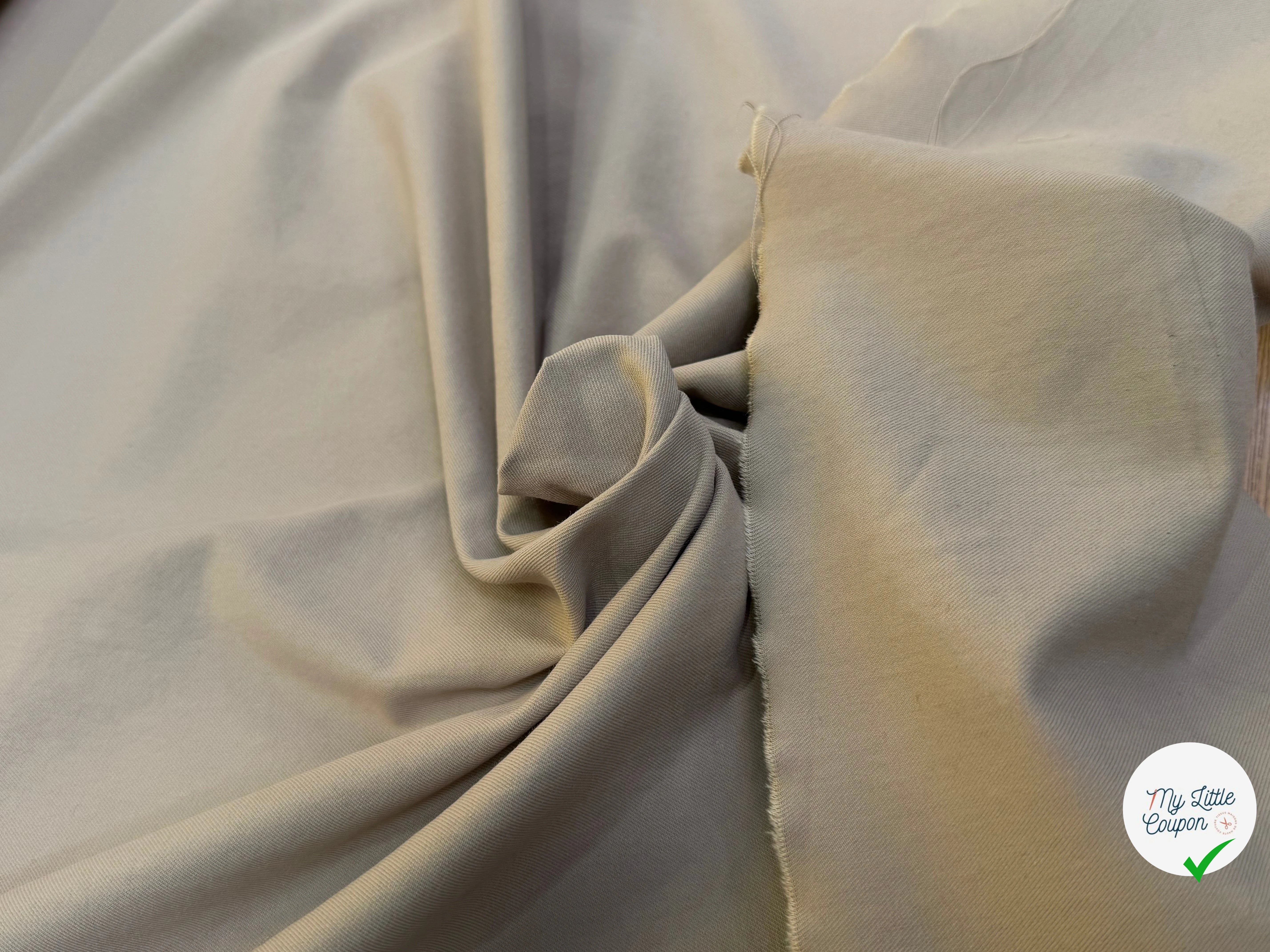 GABARDINE DE COTON BEAU TOUCHER LÉGÈREMENT STRIÉE BEIGE CREME - My Little Coupon