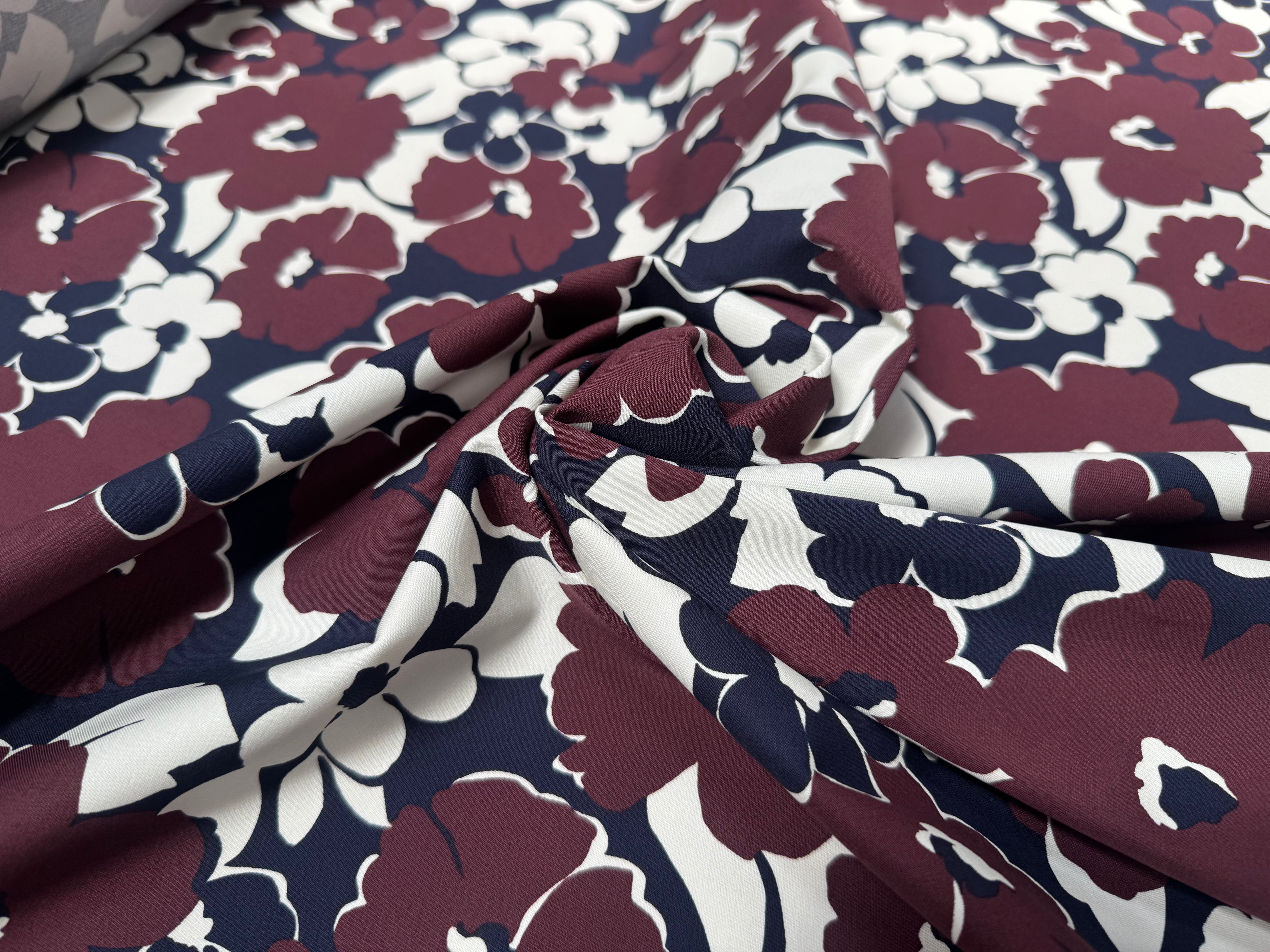 GABARDINE DE COTON FOND BLANC MOTIF GROSSES FLEURS BORDEAUX STRECH - My Little Coupon
