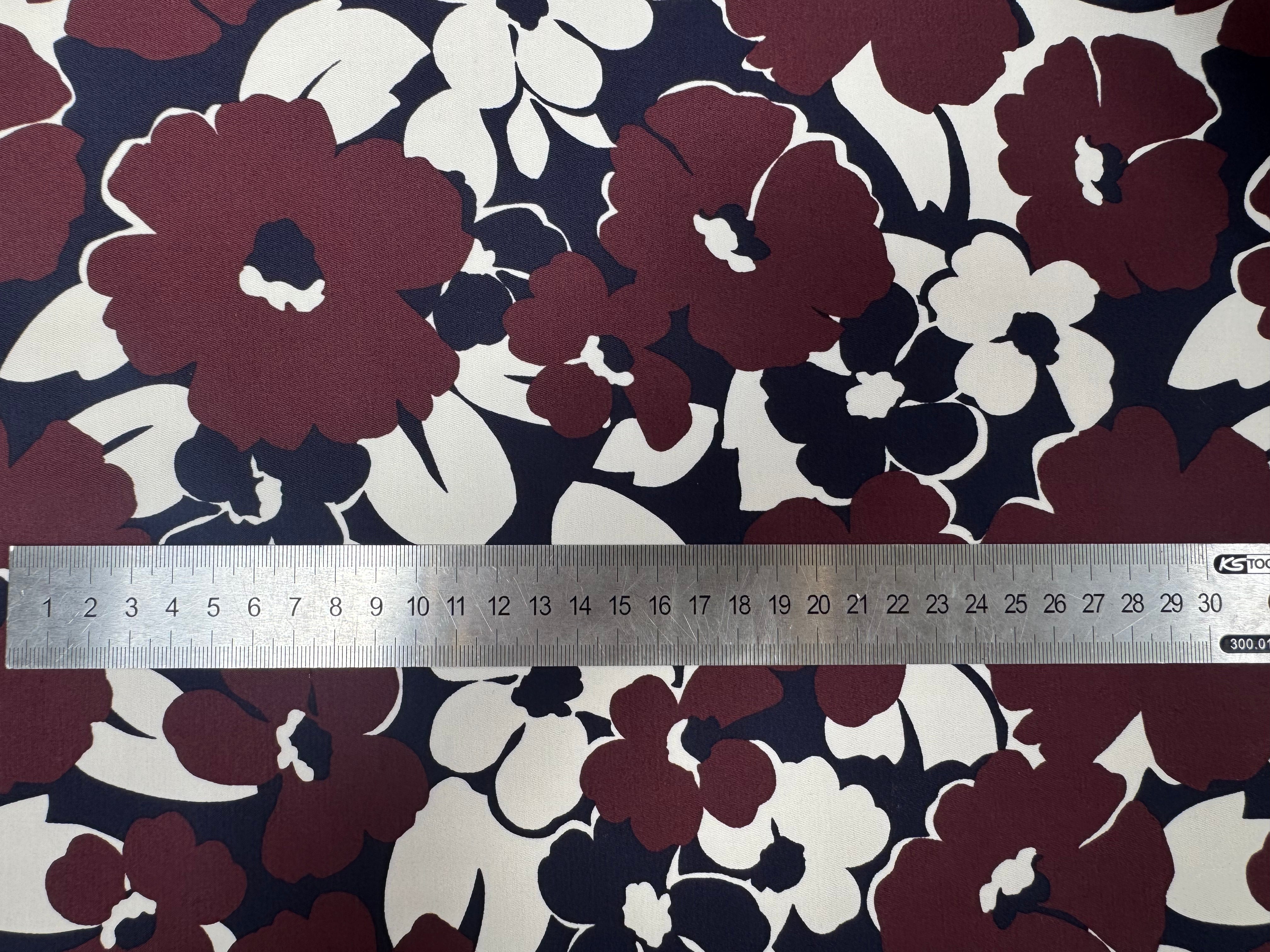 GABARDINE DE COTON FOND BLANC MOTIF GROSSES FLEURS BORDEAUX STRECH - My Little Coupon