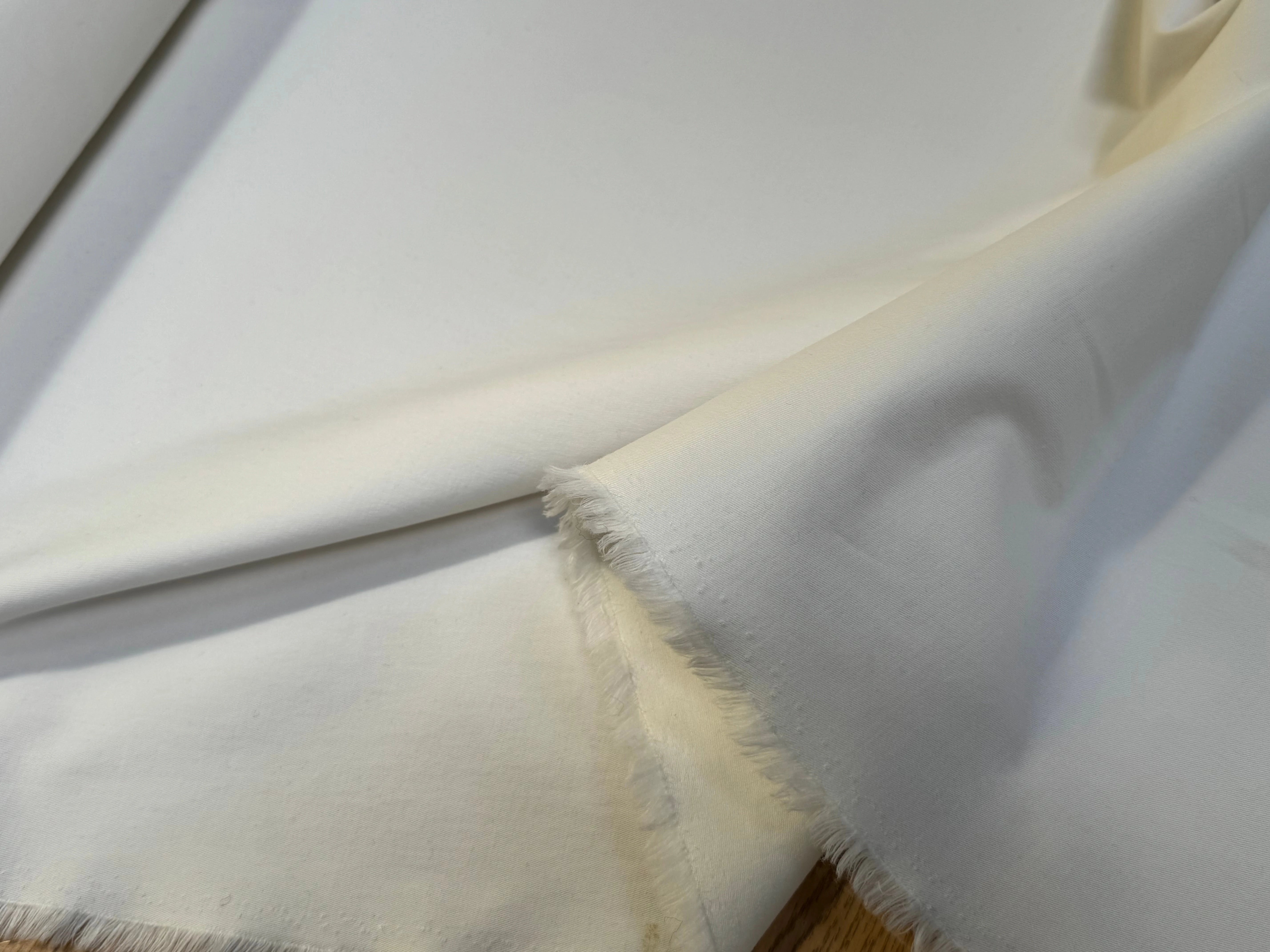 GABARDINE DE COTON GRATTÉ FINEMENT SERGÉE BLANC CASSÉ STRETCH TENUE SUBLIME - My Little Coupon