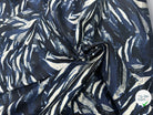 GABARDINE DE COTON LÉGÈREMENT SATINÉE IMPRIMÉ COUPS DE PINCEAU MARINE FOND ÉCRU - My Little Coupon
