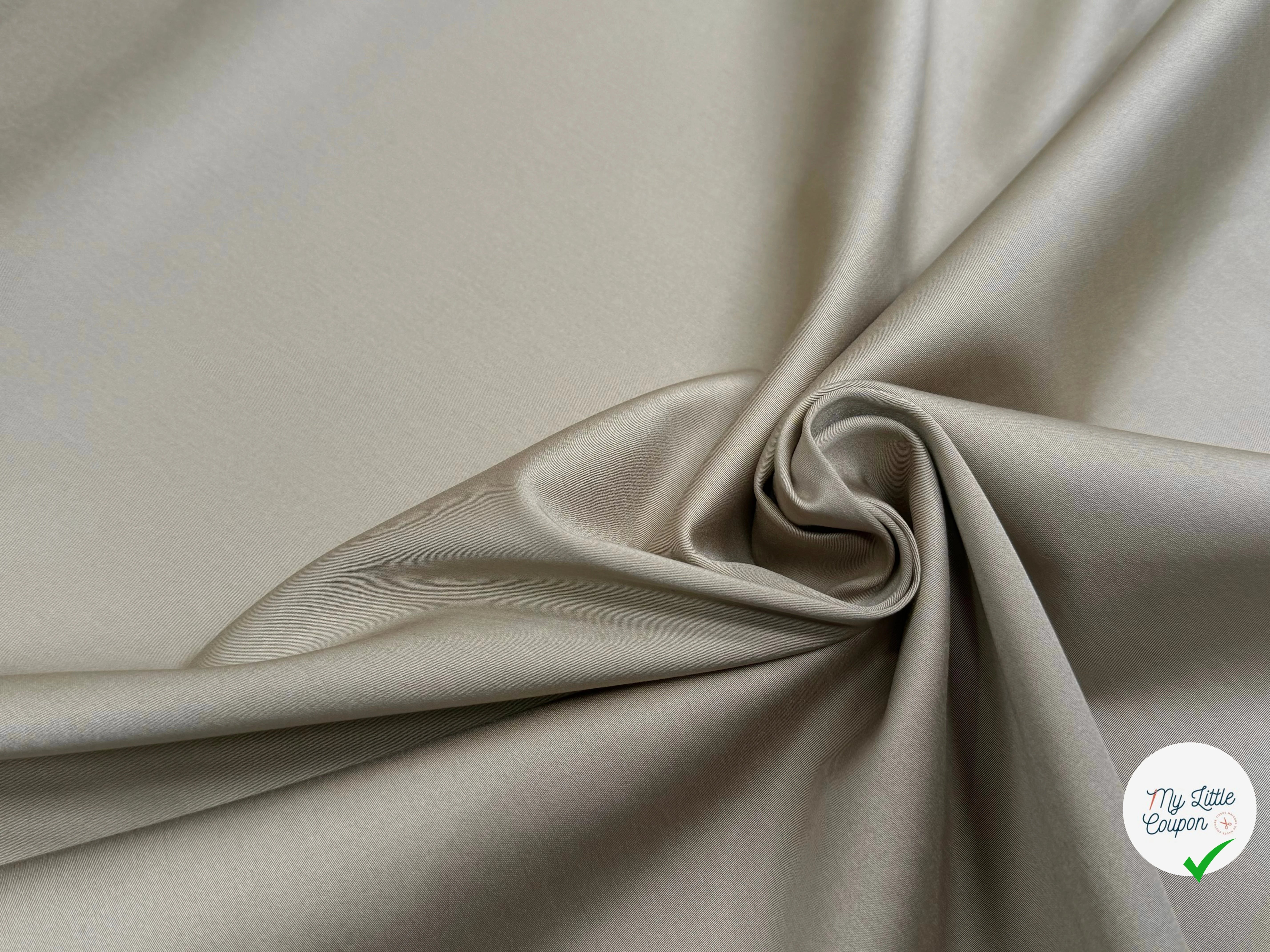 GABARDINE DE COTON STRETCH LÉGÈREMENT SATINÉ BEIGE SABLE HYPER CHIC - My Little Coupon
