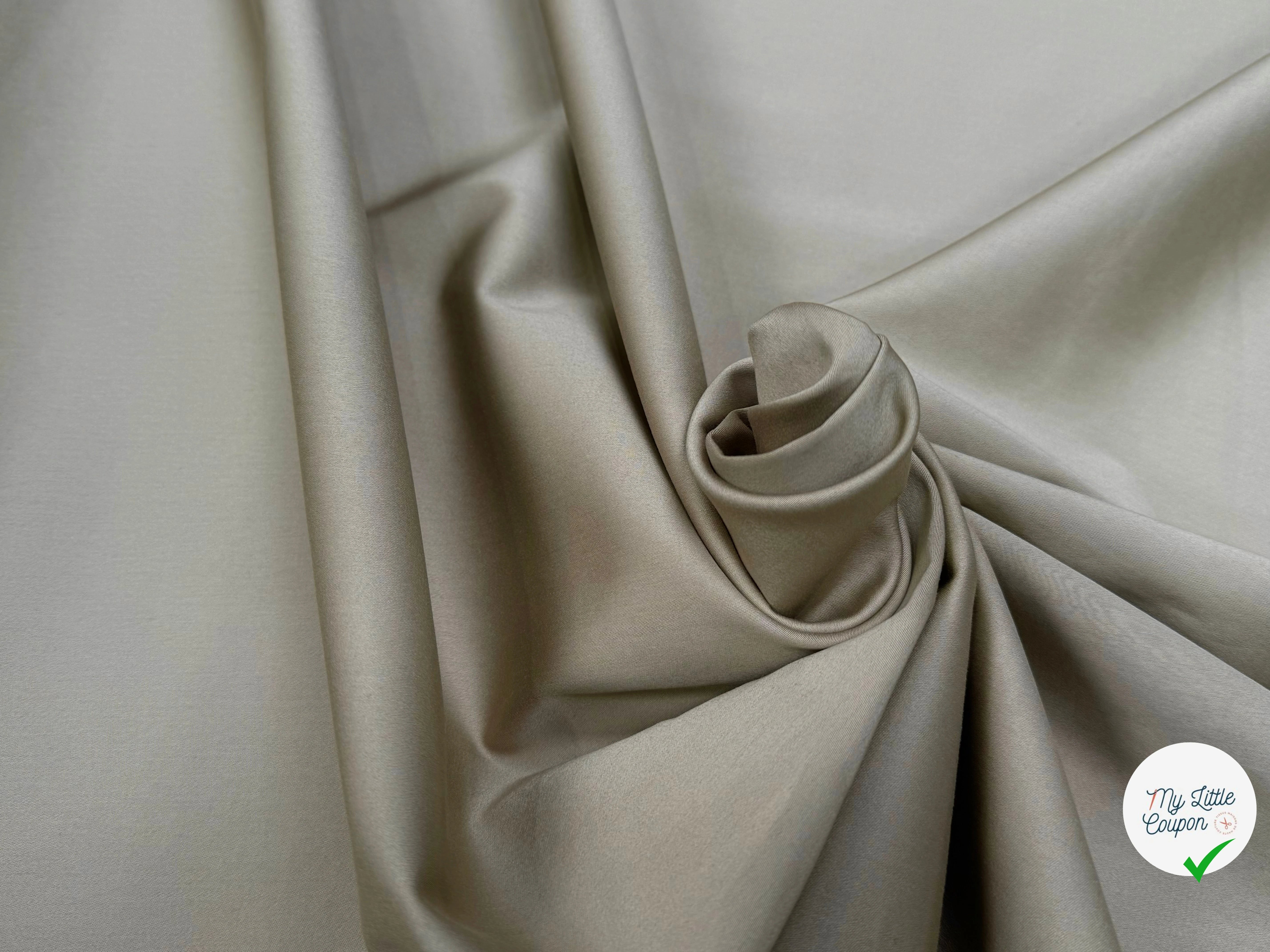 GABARDINE DE COTON STRETCH LÉGÈREMENT SATINÉ BEIGE SABLE HYPER CHIC - My Little Coupon