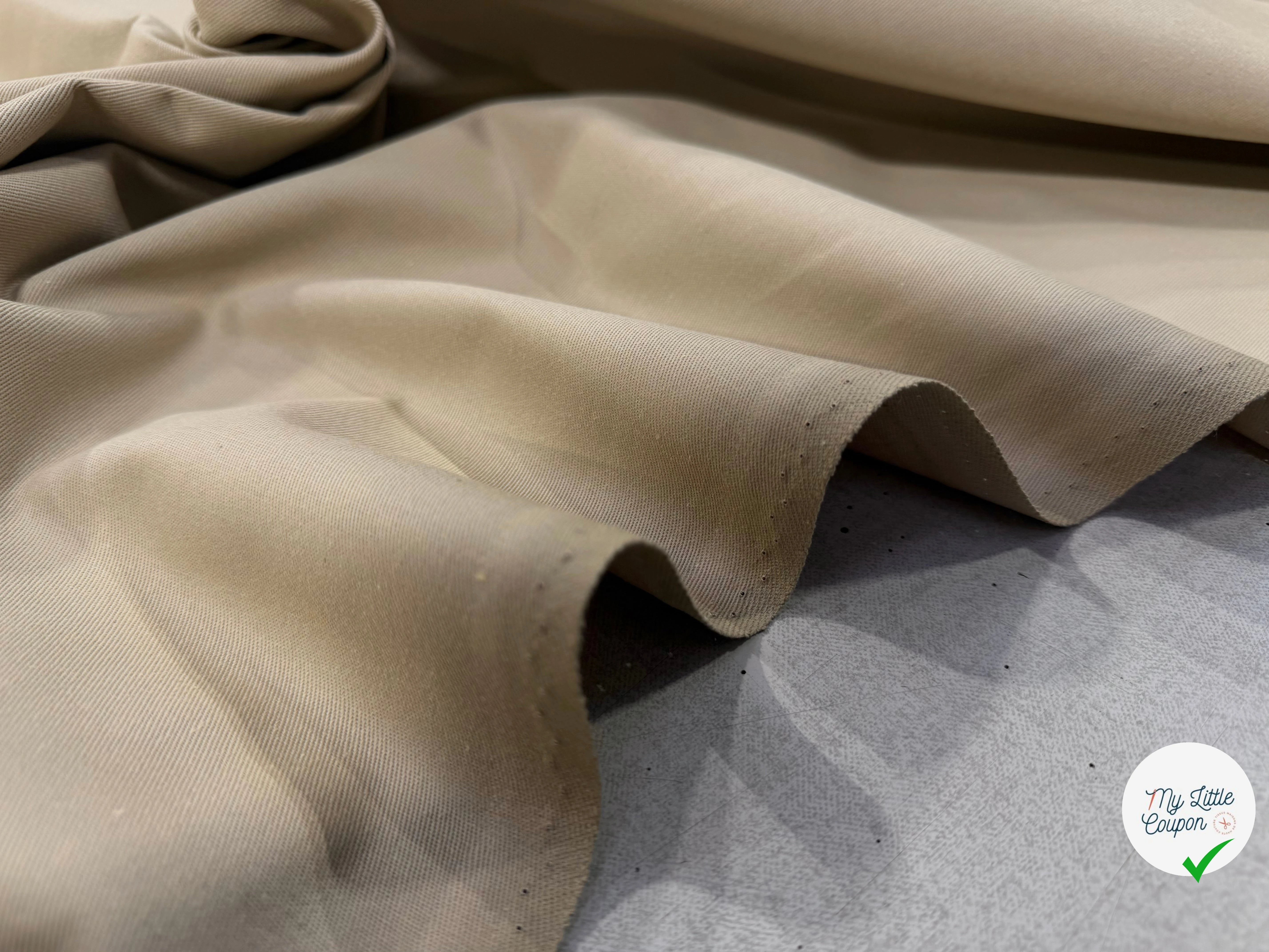 GABARDINE SERGÉE 100% COTON TAUPE 833 150 CM - My Little Coupon
