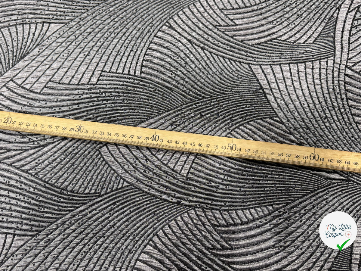 JACQUARD CLOQUÉ MOTIF ABSTRAIT GRIS MARRON ET NOIR - My Little Coupon