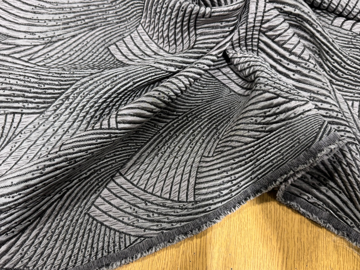 JACQUARD CLOQUÉ MOTIF ABSTRAIT GRIS MARRON ET NOIR - My Little Coupon
