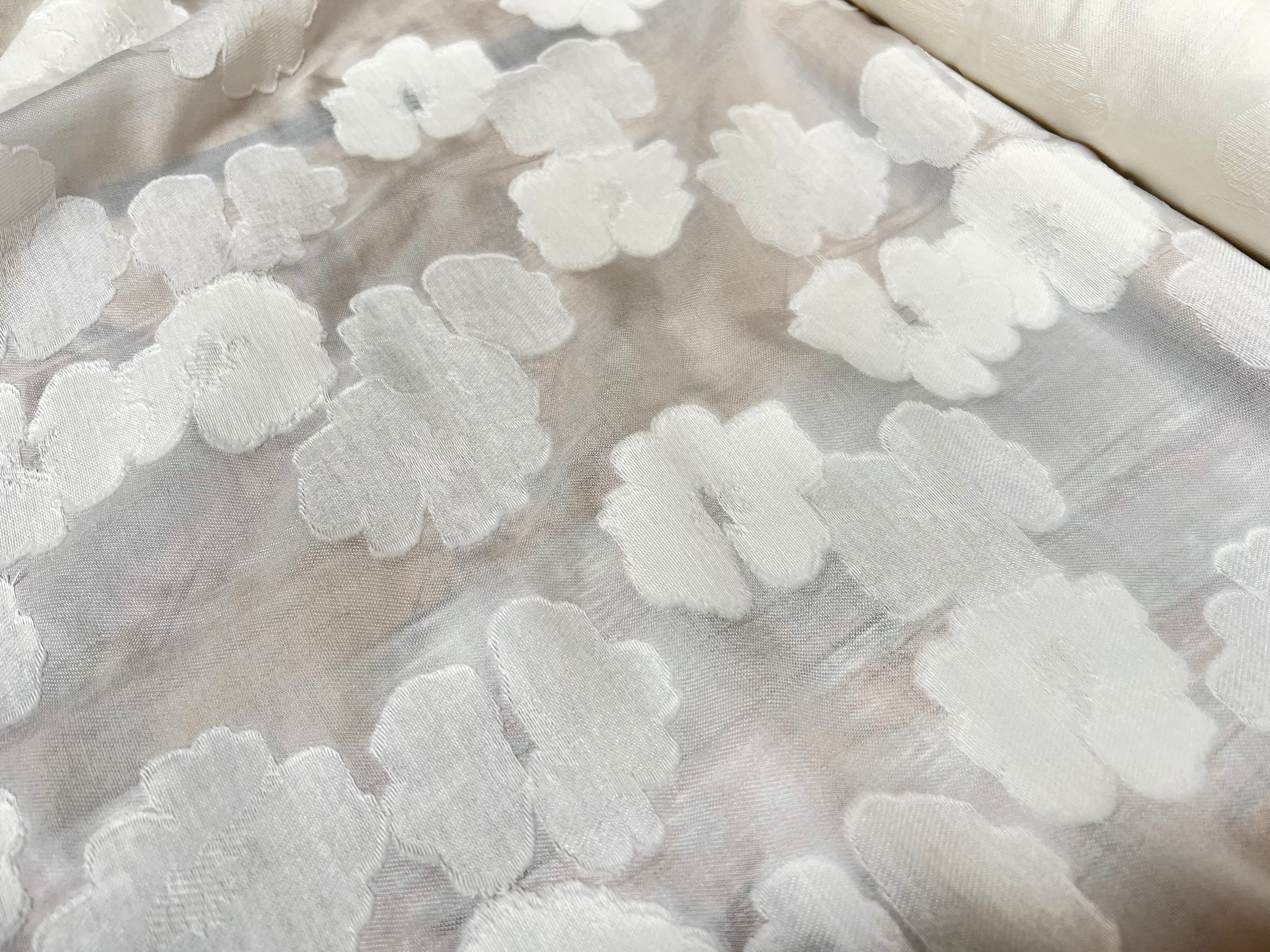 JACQUARD FLUIDE DE FLEURS BLANC CASSÉ 30% SOIE - My Little Coupon