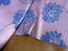 JACQUARD LISSE MOTIFS FLORAUX BLEUS FOND VIEUX ROSE - My Little Coupon