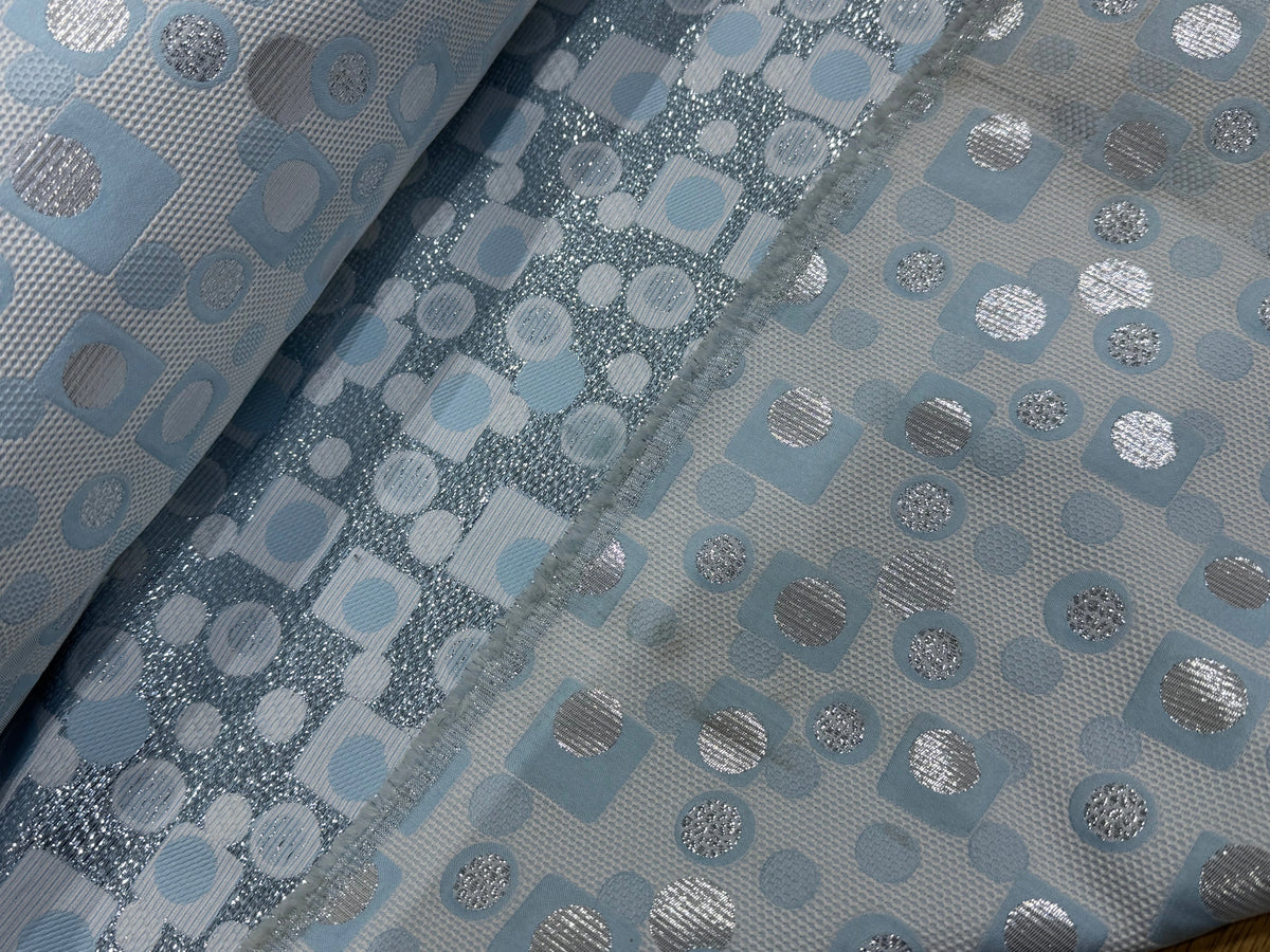 JACQUARD MÉTALLISÉ MOTIFS CIRCULAIRES ET GÉOMÉTRIQUES ARGENT FOND BLEU CIEL VERT D'EAU - My Little Coupon